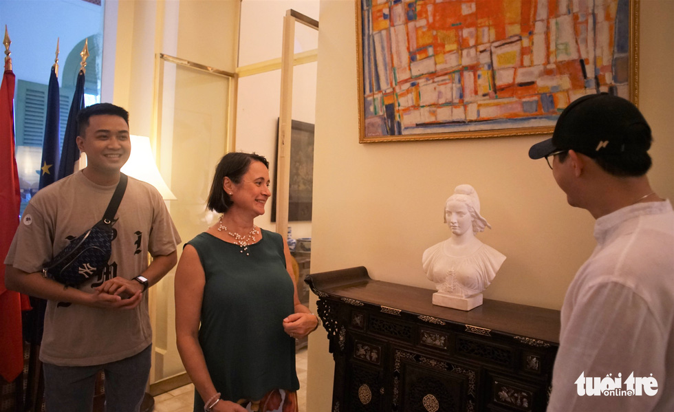 French Consul General in Ho Chi Minh City Emmanuelle Pavillon-Grosser (second from left) introduces the statue of Marianne, the symbol of France, displayed at the Consulate General of France in Ho Chi Minh City on September 17, 2022. Photo: Huynh Vy / Tuoi Tre