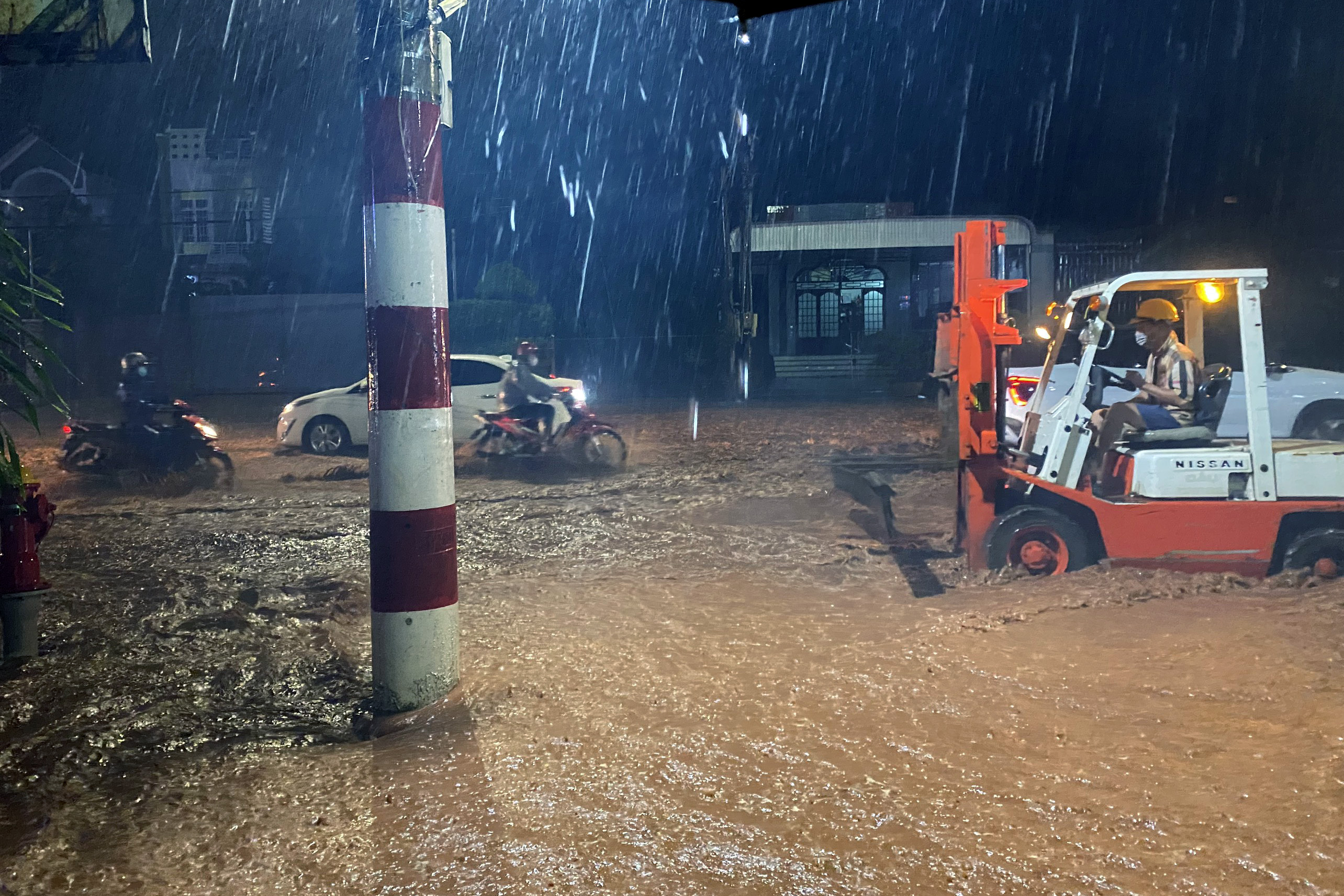 National Highway 20 is flooded following a heavy rain in Thong Nhat District, Dong Nai Province, Vietnam, September 23, 2022. Photo: Hai Hung / Tuoi Tre