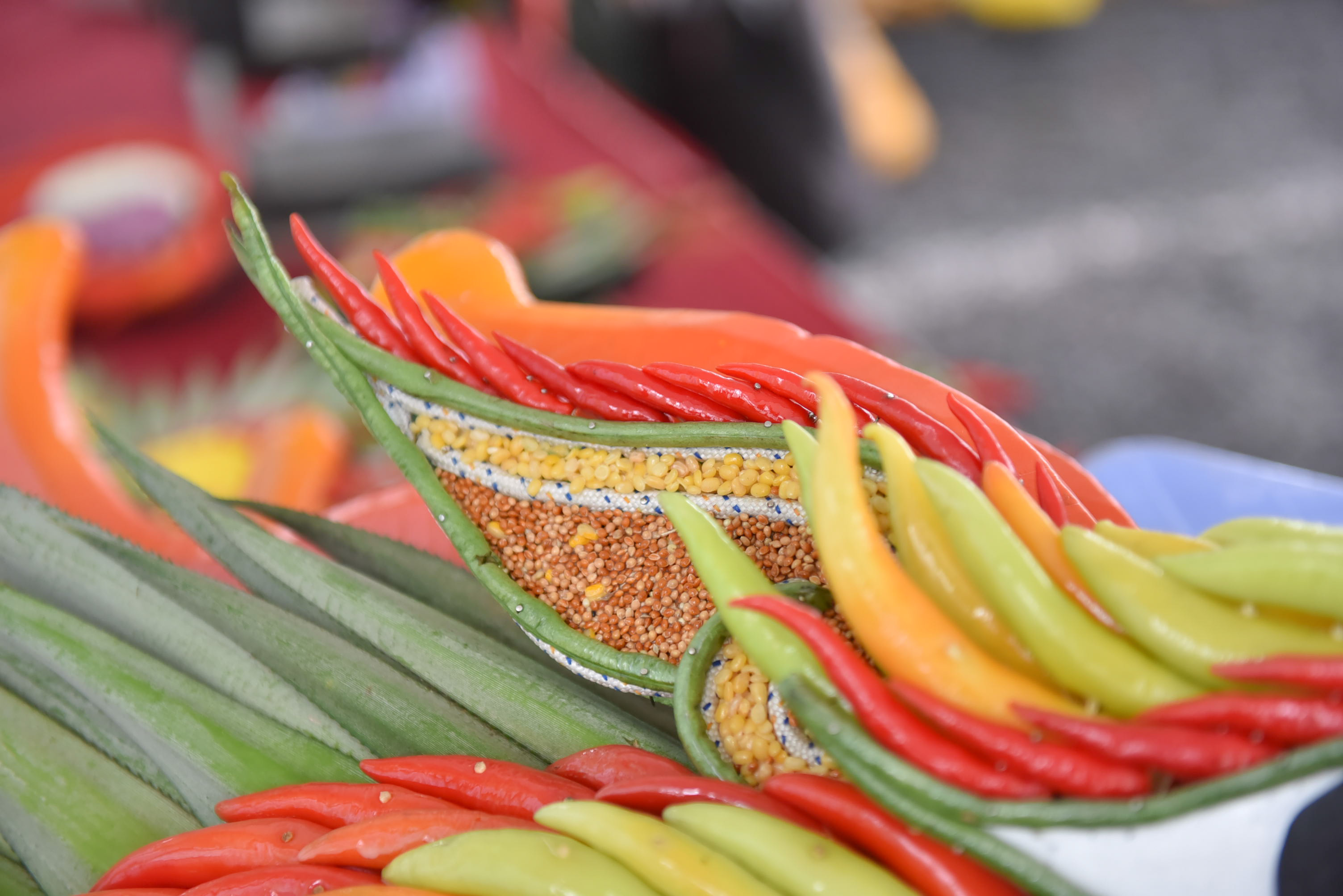 Chilies, beans and garlic are used to make the dragon gate. Photo: Ngoc Phuong / Tuoi Tre News.