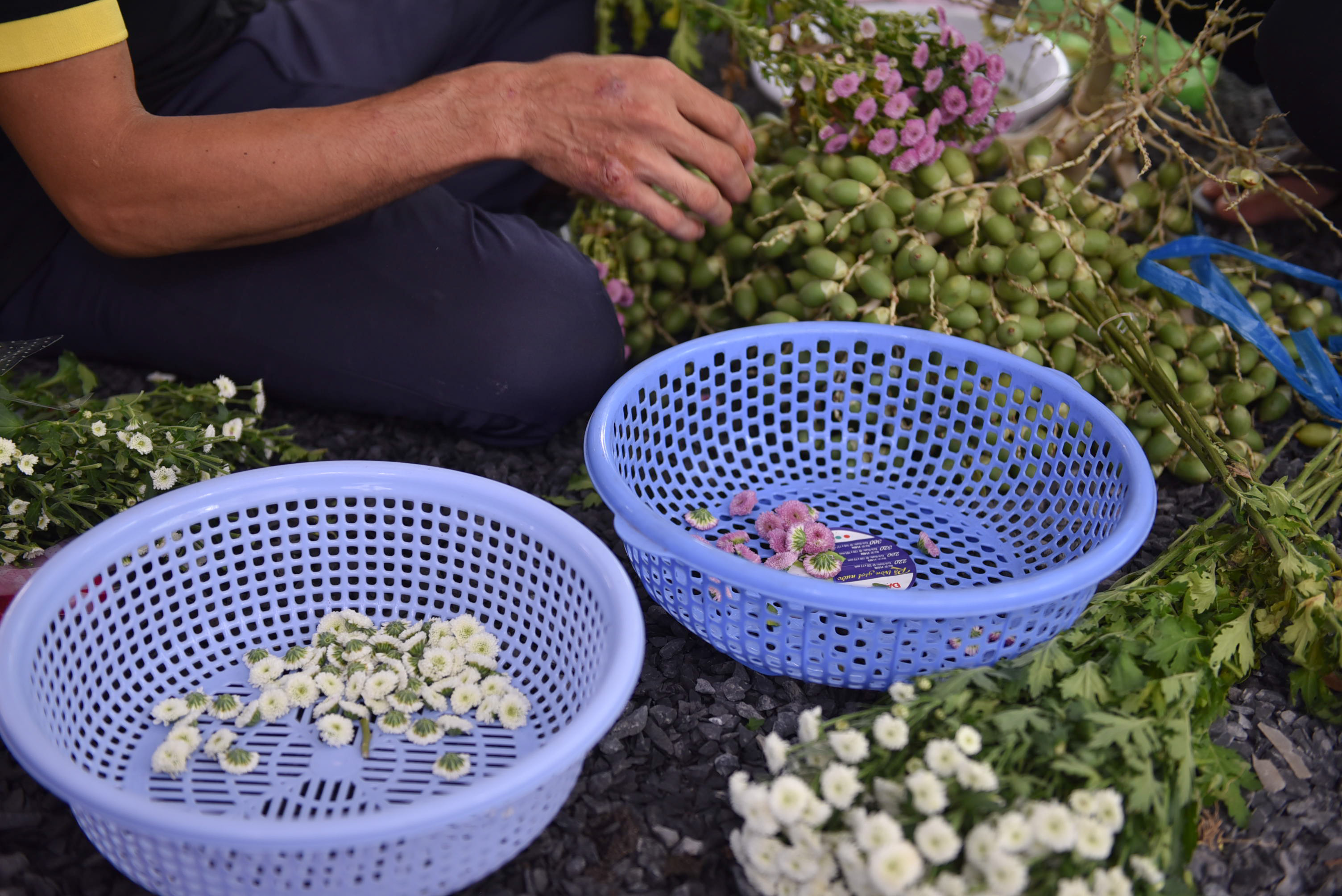 Flowers are processed for the dragon head. Photo: Ngoc Phuong / Tuoi Tre News