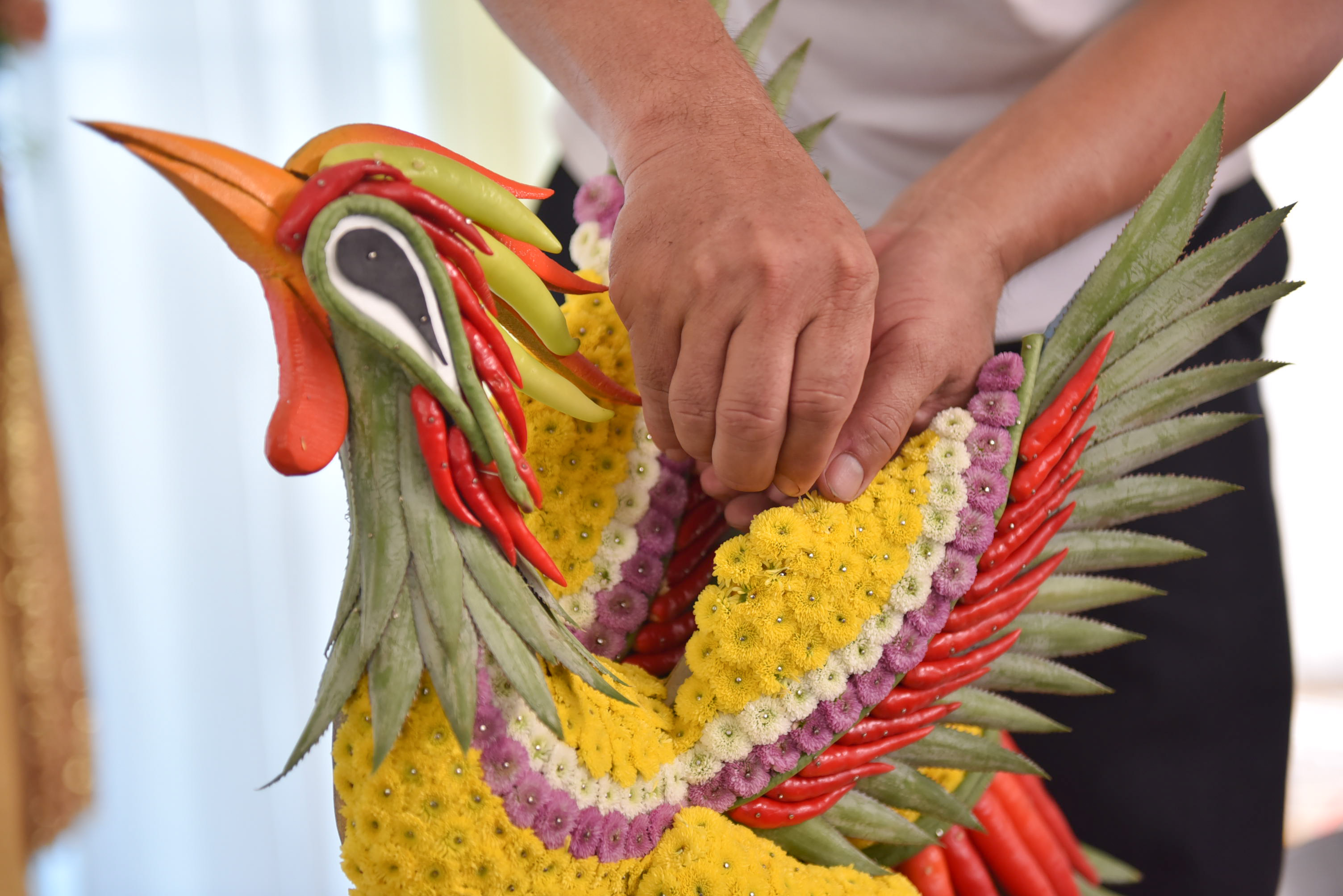 A phoenix is being shaped from veggies. Photo: Ngoc Phuong / Tuoi Tre News