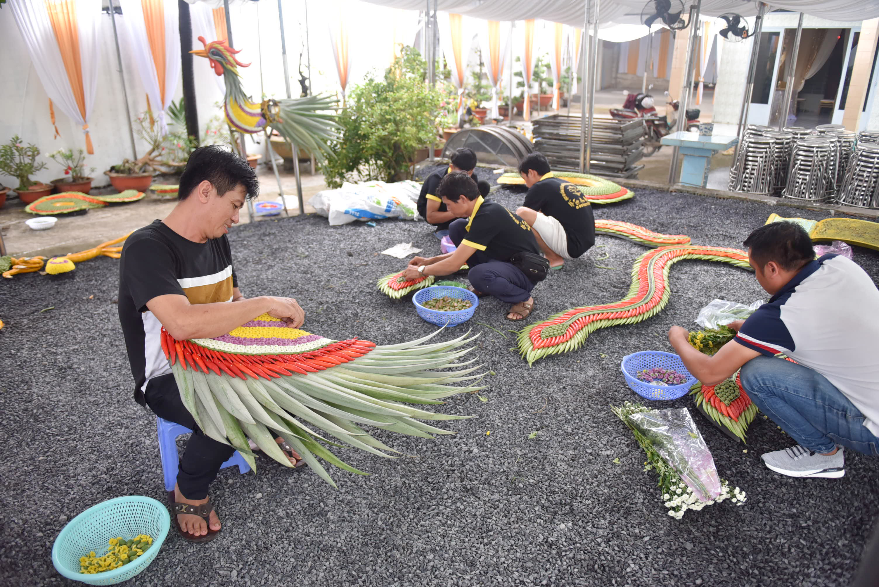 Hieu's team is working on a phoenix for a wedding gate in District 12, Ho Chi Minh City. Photo: Ngoc Phuong / Tuoi Tre News