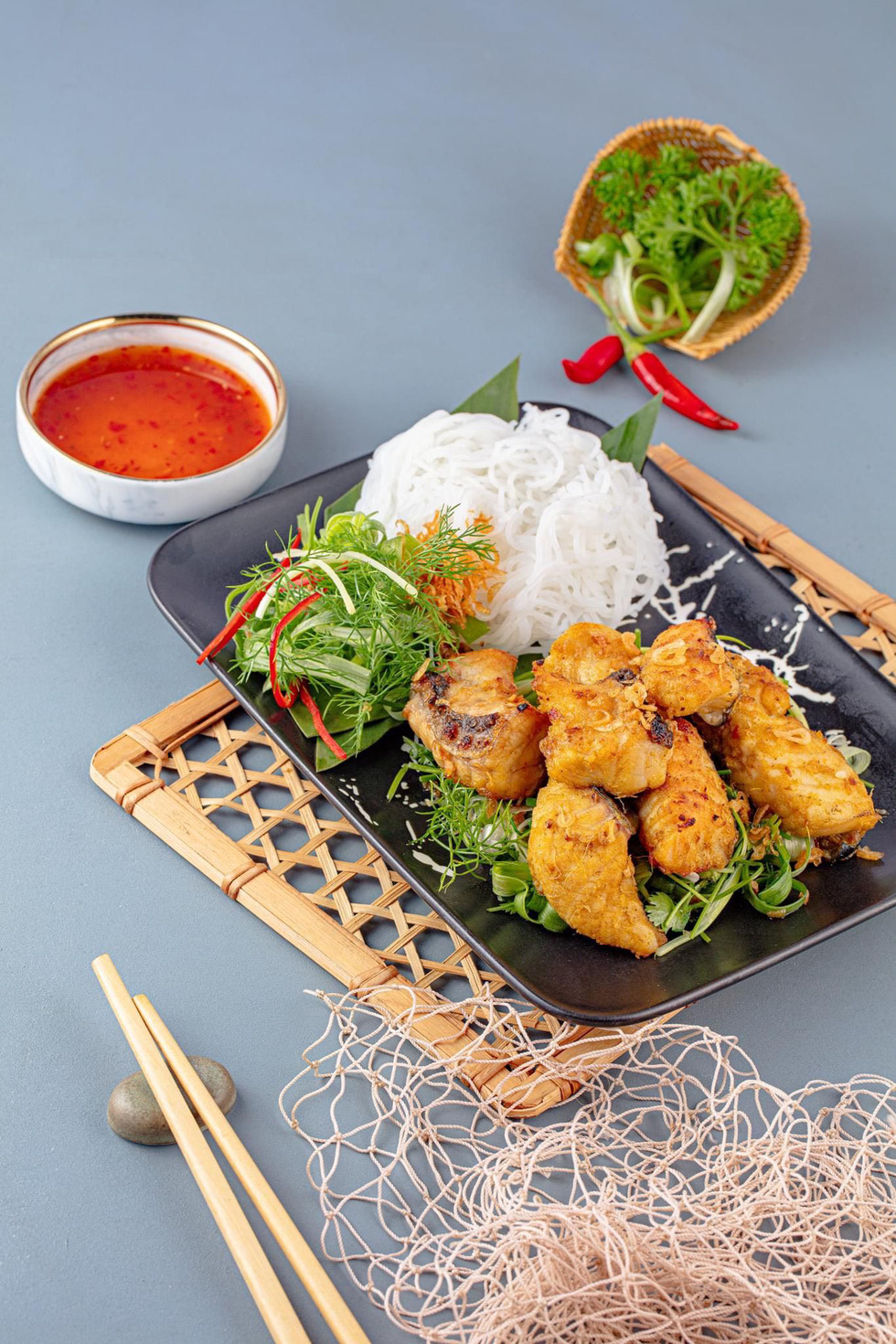 Fishcake rice noodles decorated simply but attractively. Photo: Nguyen Thanh Nam