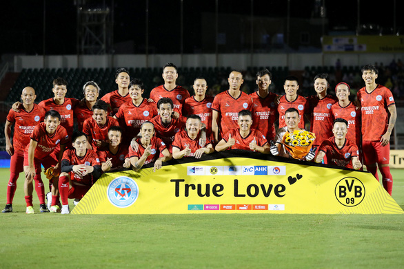 Team Vietnam All Stars at a charitable football game against former players of German club Borussia Dortmund in Ho Chi Minh City, September 28, 2022. Photo: Hoang Tung / Tuoi Tre