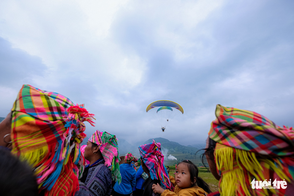 Travelers can enjoy a bird’s-eye view of Khau Pha Pass during the region’s annual paragliding festival. Photo: Nam Tran / Tuoi Tre