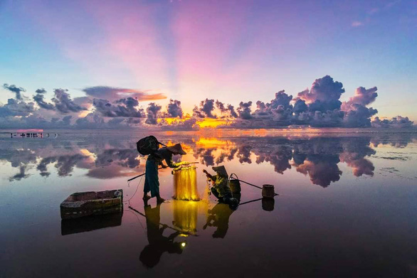 Locals harvest clams at Thuy Xuan Beach, Thai Thuy District, Thai Binh Province, northern Vietnam. Photo: Bui Quang Thieu / Tuoi Tre