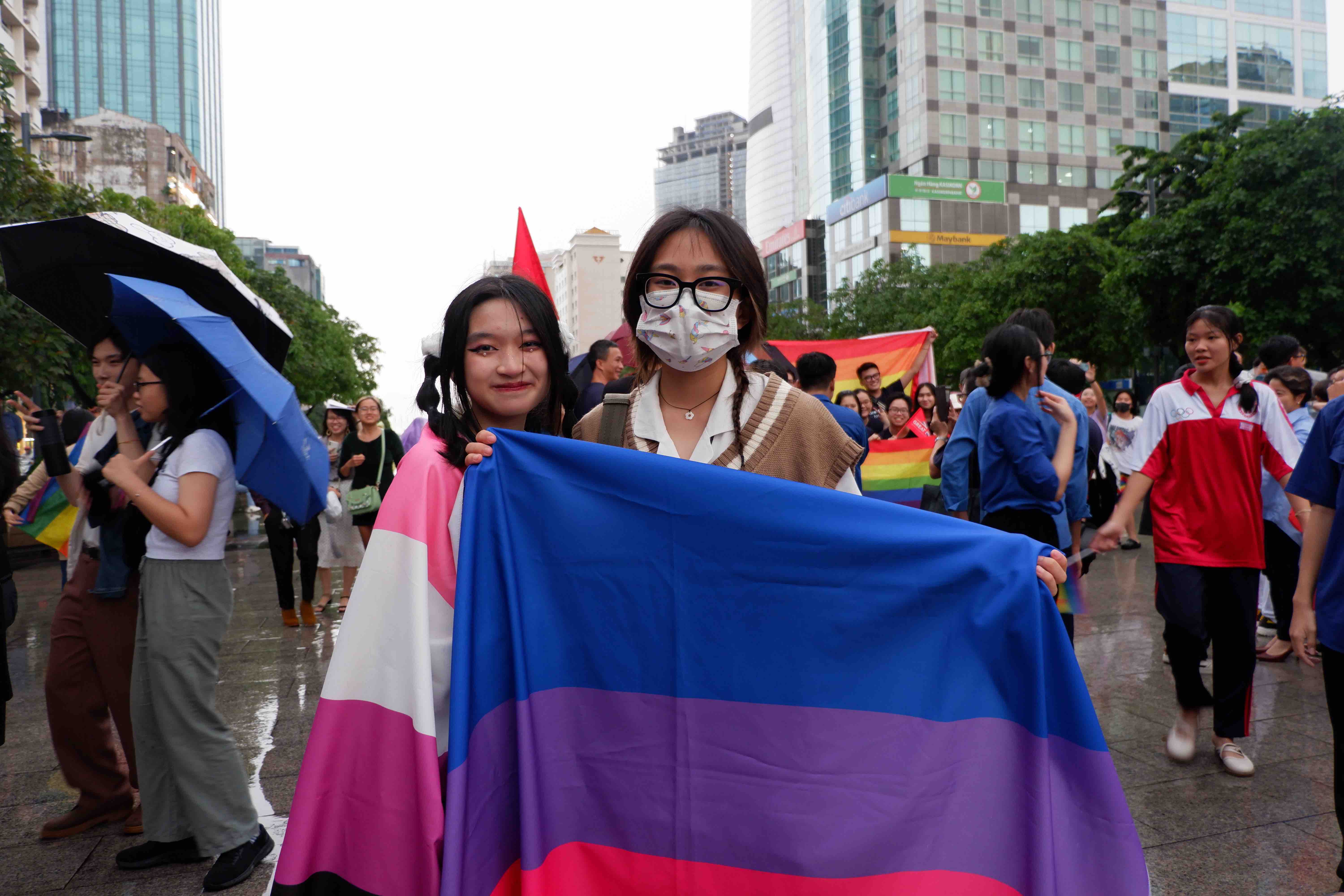 Young participants hold flags to show support for freedom and equality LGBT community during the VietPride parade in Ho Chi Minh City on October 1, 2022. Photo: Linh To / Tuoi Tre News