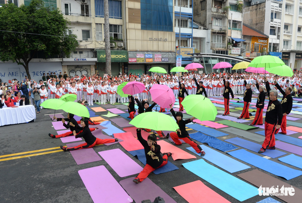 An umbrella dance performance by senior citizens. Photo: T.T.D. / Tuoi Tre