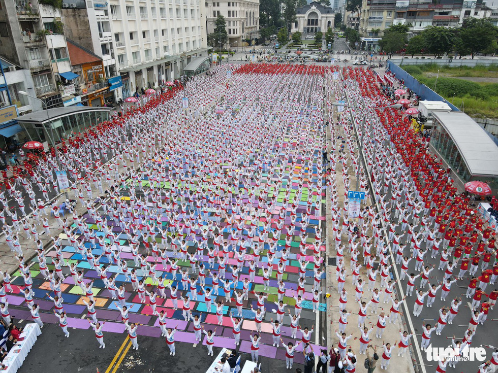 The yangsheng gymnastics and yoga performance that was conducted on Le Loi Boulevard in District 1, Ho Chi Minh City, Vietnam, October 1, 2022. Photo: T.T.D. / Tuoi Tre
