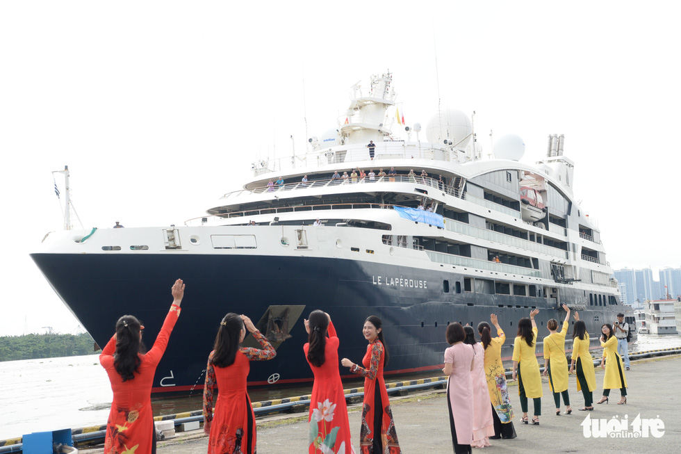 Vietnamese women welcome Le Lapérouse at the Saigon Port on October 2, 2022. Photo: T.T.D. / Tuoi Tre