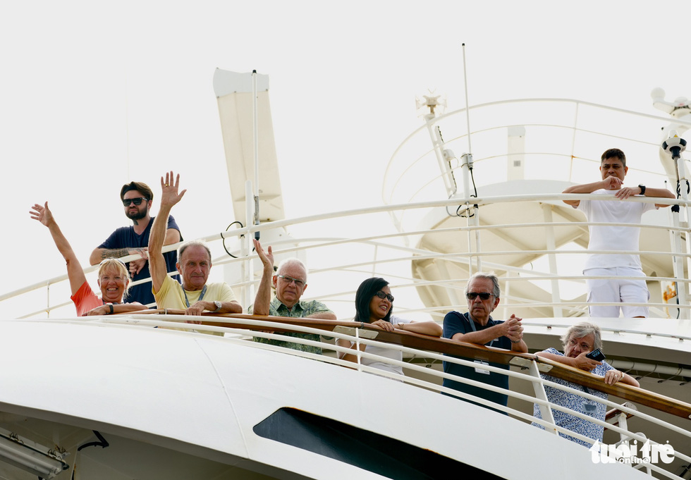 Travelers onboard come from many countries worldwide, including the U.S., France, Germany, and Canada. After completing immigration procedures, they have entered the city to explore tourist products there. Photo: Huu Hanh / Tuoi Tre