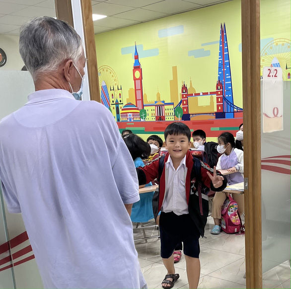 The end of an English course in Ho Chi Minh City. Photo: Nhat Huy / Tuoi Tre