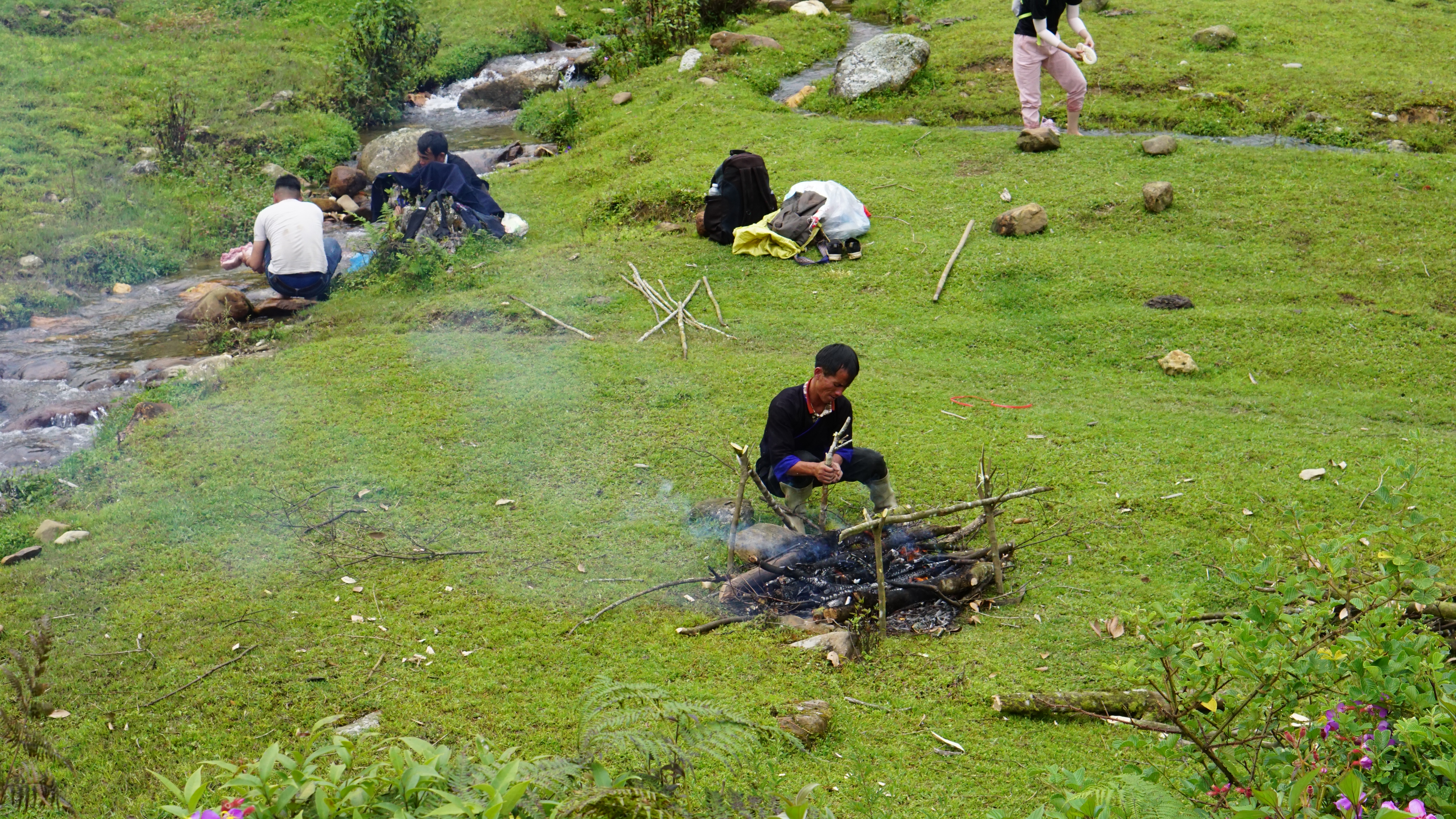 A porter lights a fire to cook a lunch in Ta Cua Y Valley in Mu Cang Chai District, Yen Bai Province, Vietnam. Photo: Vuong Anh / Tuoi Tre News