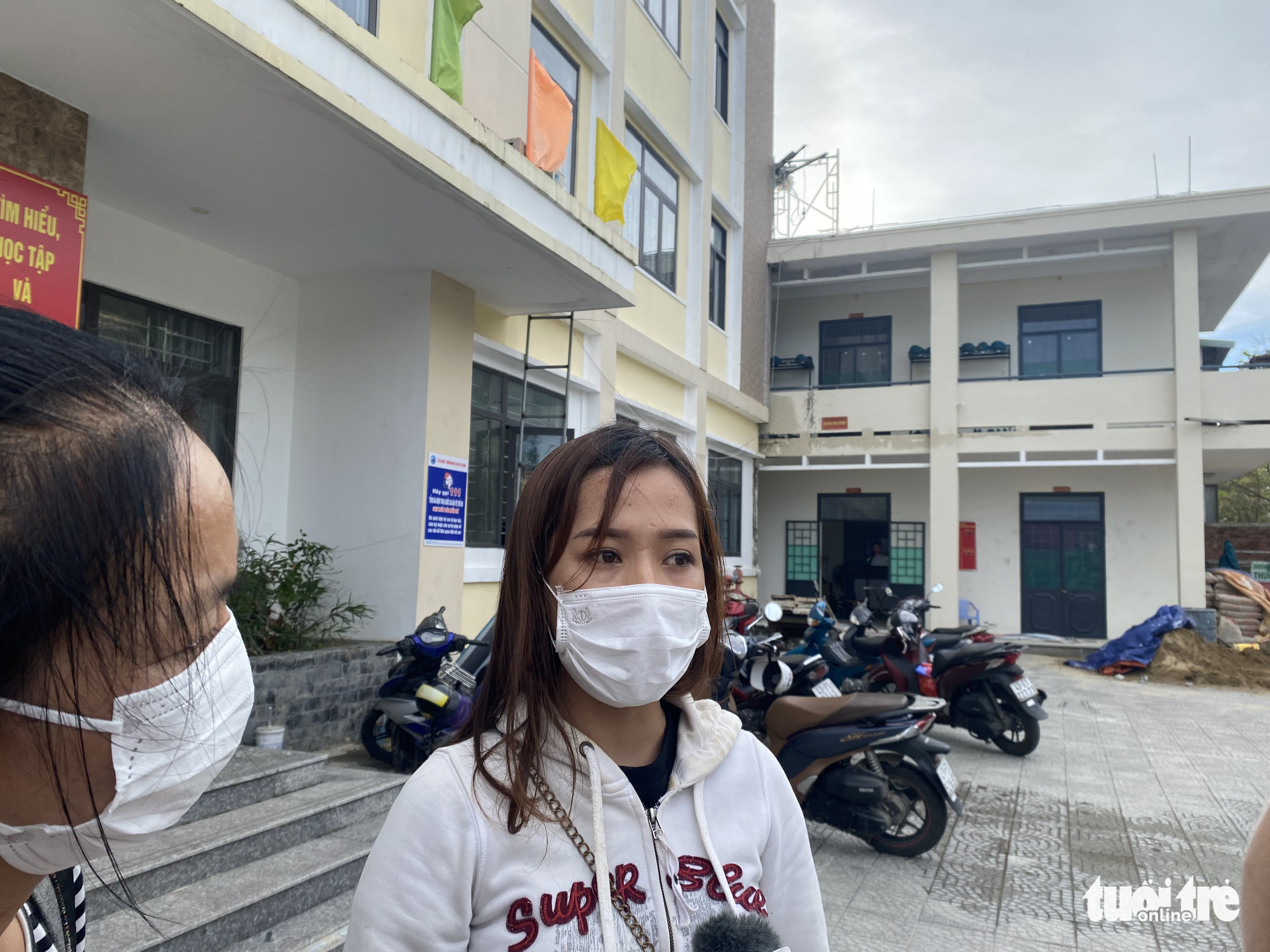 H.’s mother talks to Tuoi Tre (Youth) newspaper reporters. Photo: Doan Nhan / Tuoi Tre