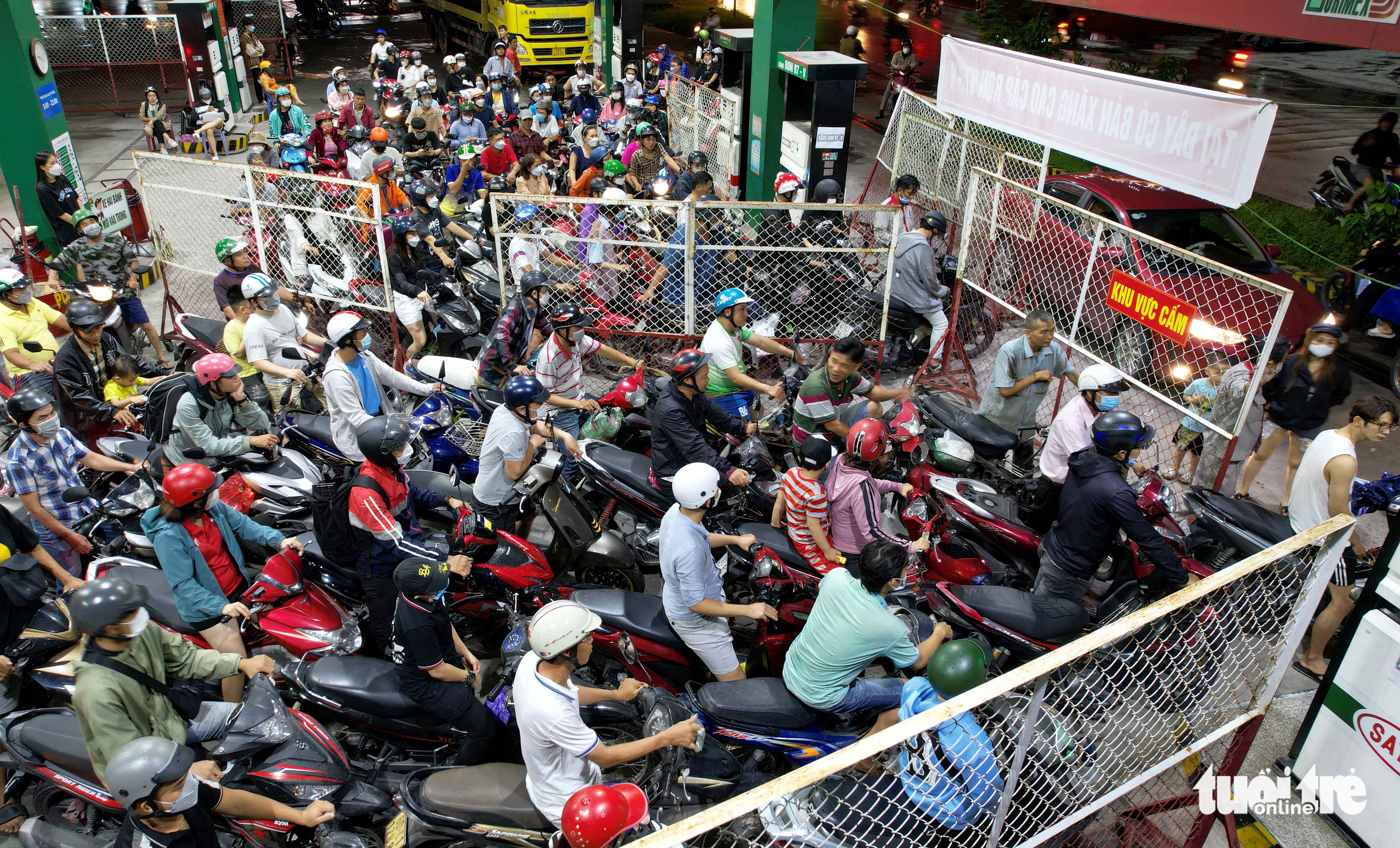 People flock to a filling station to have their motorcycles refilled after several other stations were closed down over short supply in District 12, Ho Chi Minh City, October 9, 2022. Photo: Ngoc Hien / Tuoi Tre