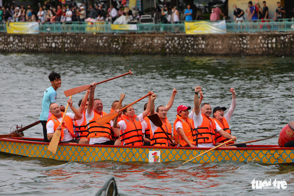 Teams compete at the 2022 Hanoi Open Boat Race Tournament under the rain on West Lake, Hanoi, October 9, 2022. Photo: Danh Khang / Tuoi Tre