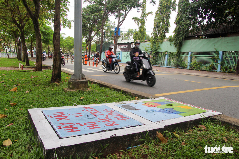 The young artist carefully draws each stroke on the drawing. Photo: Phuong Quyen / Tuoi Tre