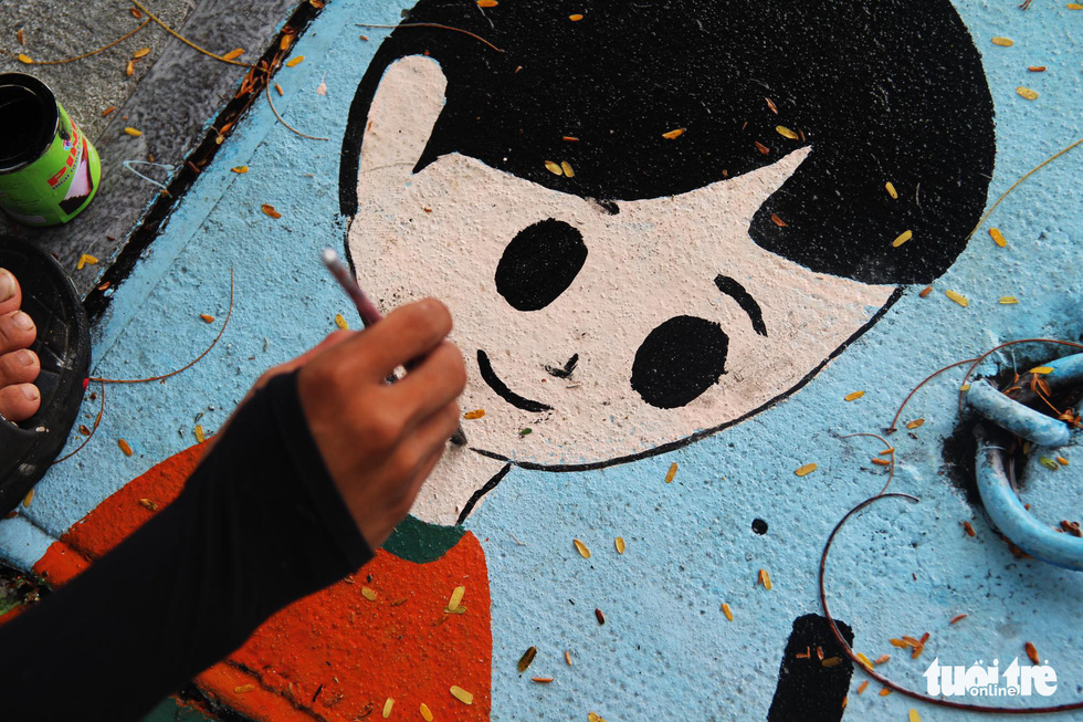 The young artist carefully draws each stroke on the drawing. Photo: Phuong Quyen / Tuoi Tre