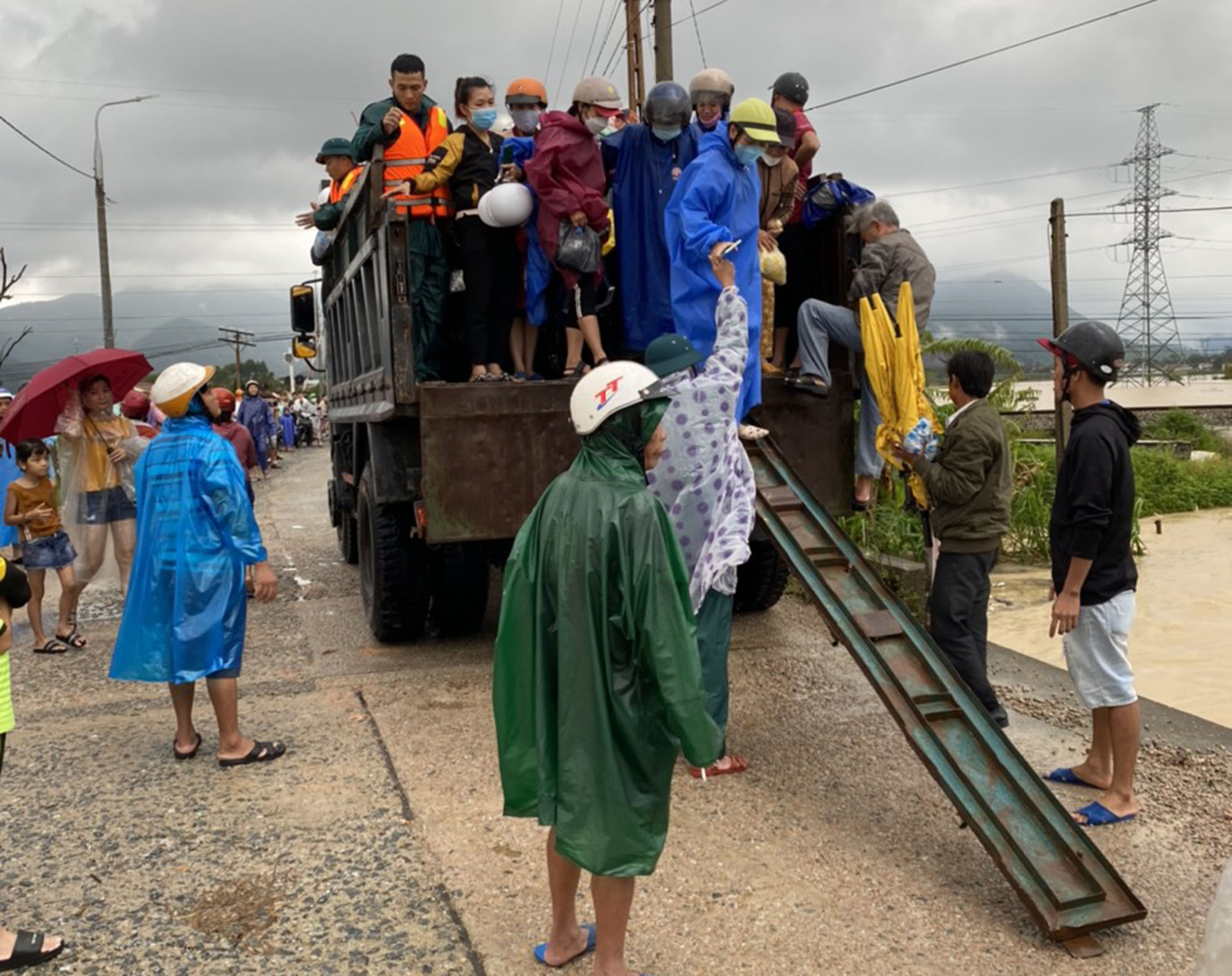 Authorities help people travel through a heavily flooded street in Quang Nam Province, Vietnam, October 10, 2022. Photo: P.M. / Tuoi Tre
