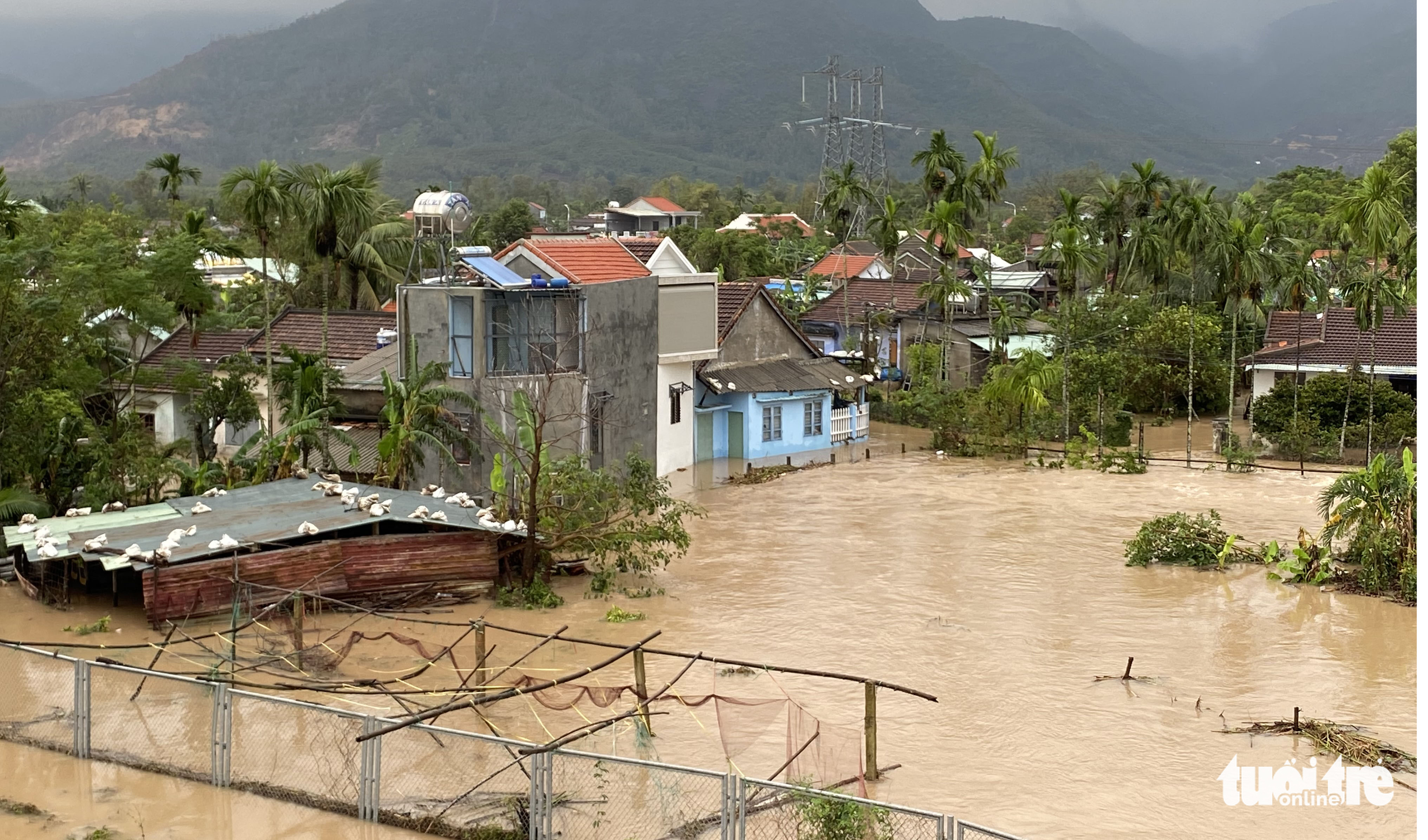 A flooded neighborhood in Quang Nam Province, Vietnam, October 10, 2022. Photo: Le Trung / Tuoi Tre