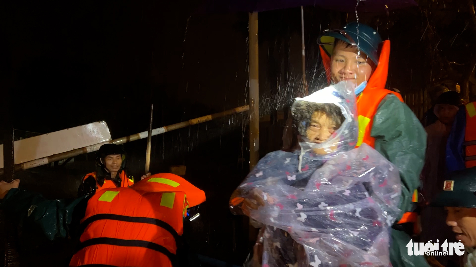 Residents are evacuated from a heavily flooded neighborhood in Quang Nam Province, Vietnam, October 10, 2022. Photo: Le Trung / Tuoi Tre