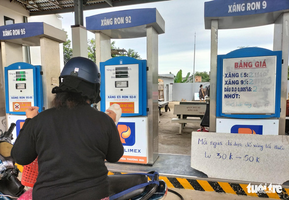 A gas station on Thong Nhat Street in Phan Rang-Thap Cham City, Ninh Thuan Province caps the volume of gasoline sold to each motorcycle rider. Photo: Duy Ngoc / Tuoi Tre