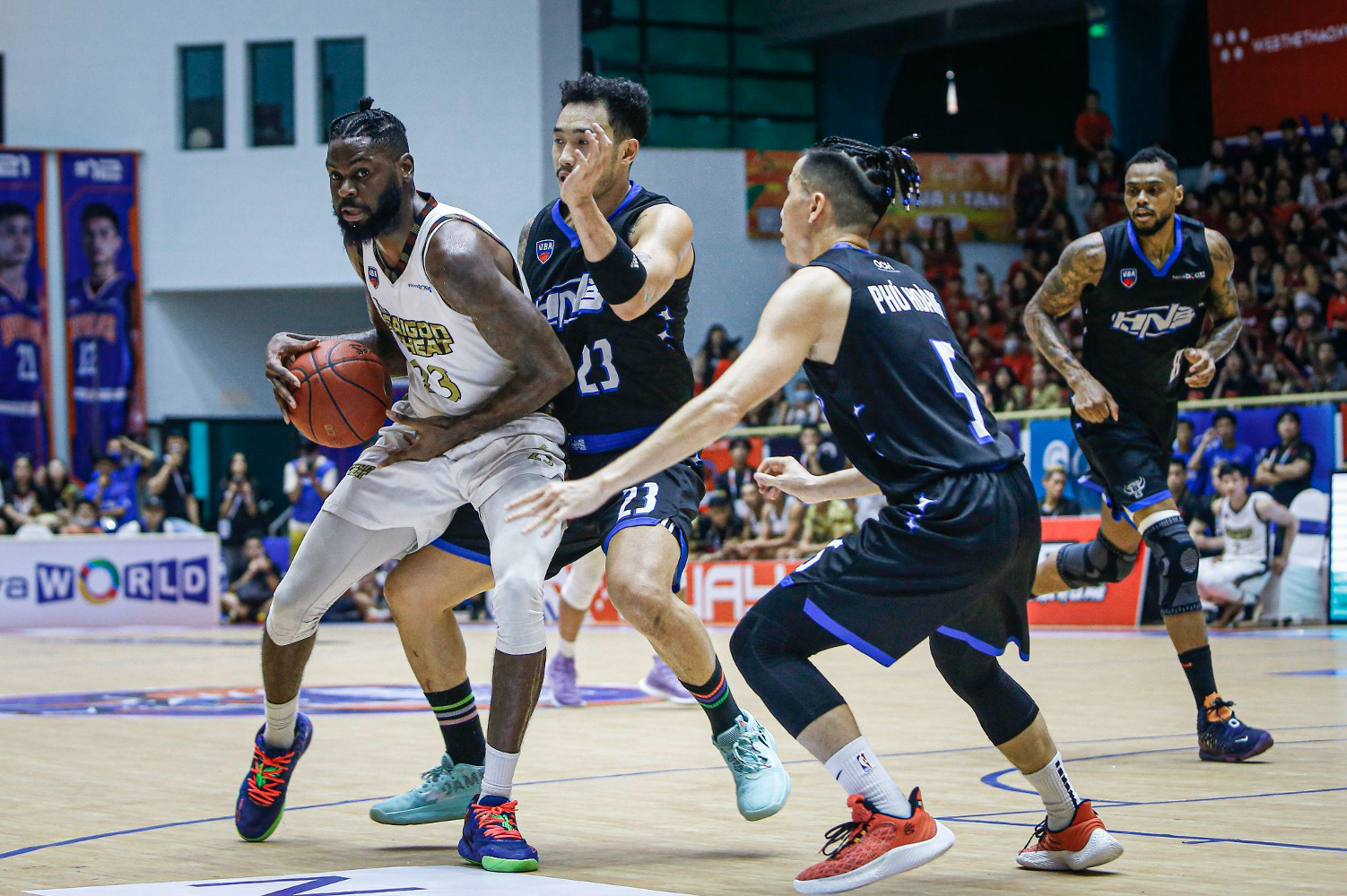 The Hanoi Buffaloes players (in black) attempt to block the attack of a Saigon Heat player. Photo: VBA