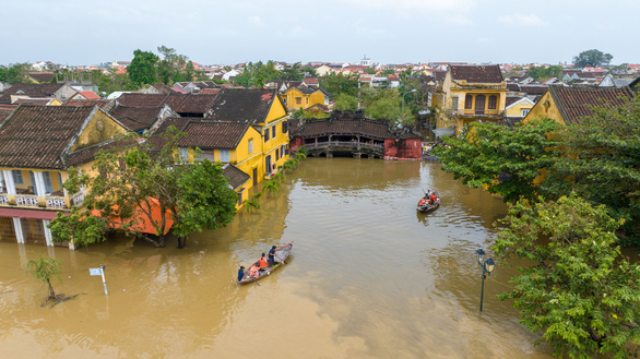 Some small vessels with passengers on board are seen traveling in the Cau Pagoda area in the heart of Hoi An Ancient Town on the morning of October 11, 2022. Photo: Mai Thanh Chuong