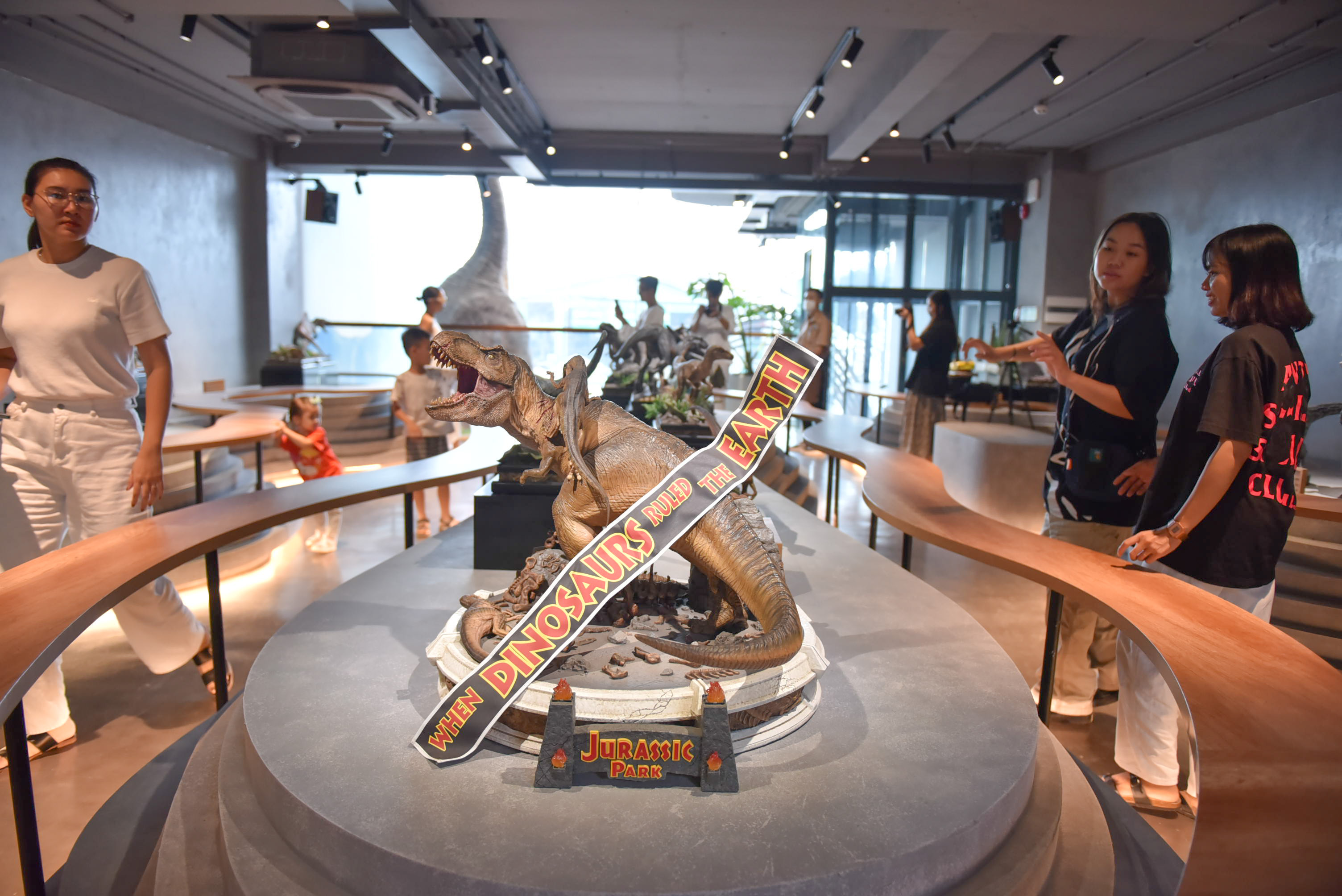 A space at SAURUS Coffee & Gallery is dedicated to exhibiting dinosaur models. Photo: Ngoc Phuong / Tuoi Tre News
