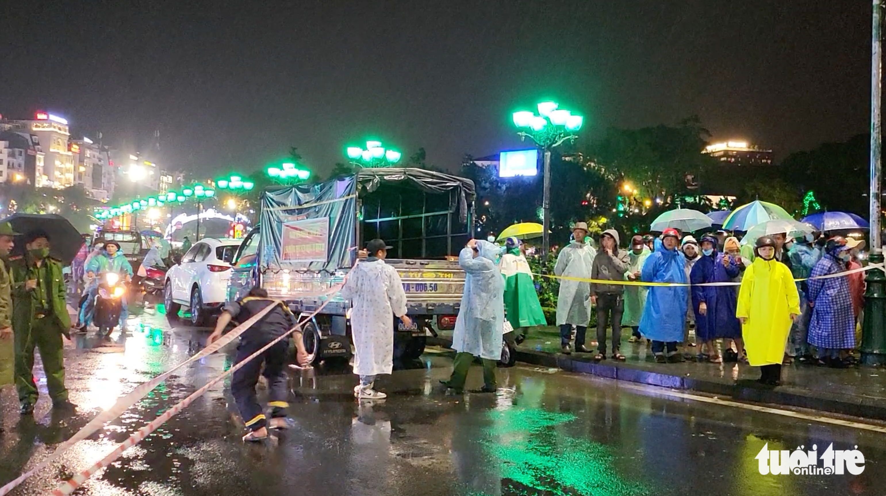 Authorities carry out a rescue mission after a seven-seater car plunged into Xuan Huong Lake in Da Lat City, Lam Dong Province, Vietnam, October 13, 2022. Photo: M.V. / Tuoi Tre