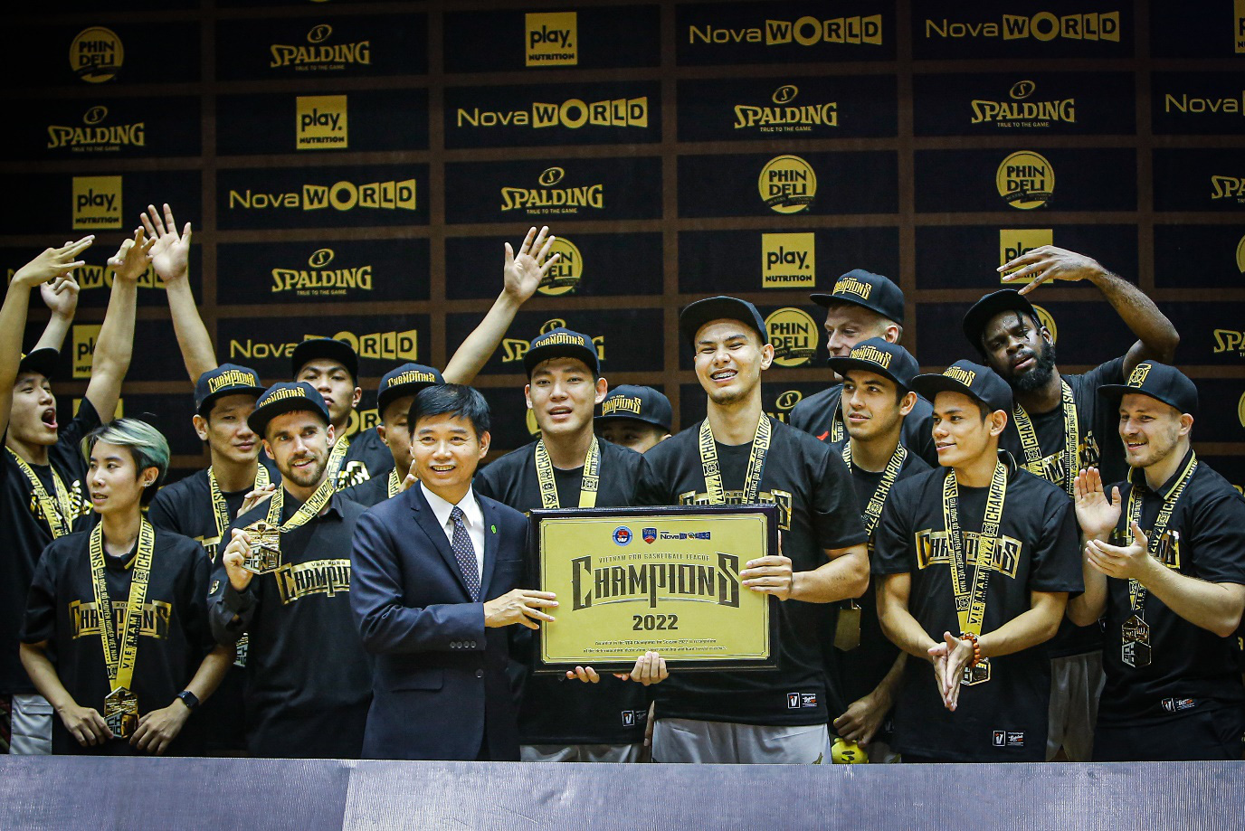 Saigon Heat players celebrate their victory at the VBA - Brought by NovaWorld 2022. Photo: VBA