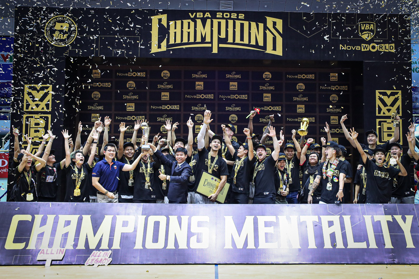 Saigon Heat players celebrate their victory at the VBA - Brought by NovaWorld 2022. Photo: VBA