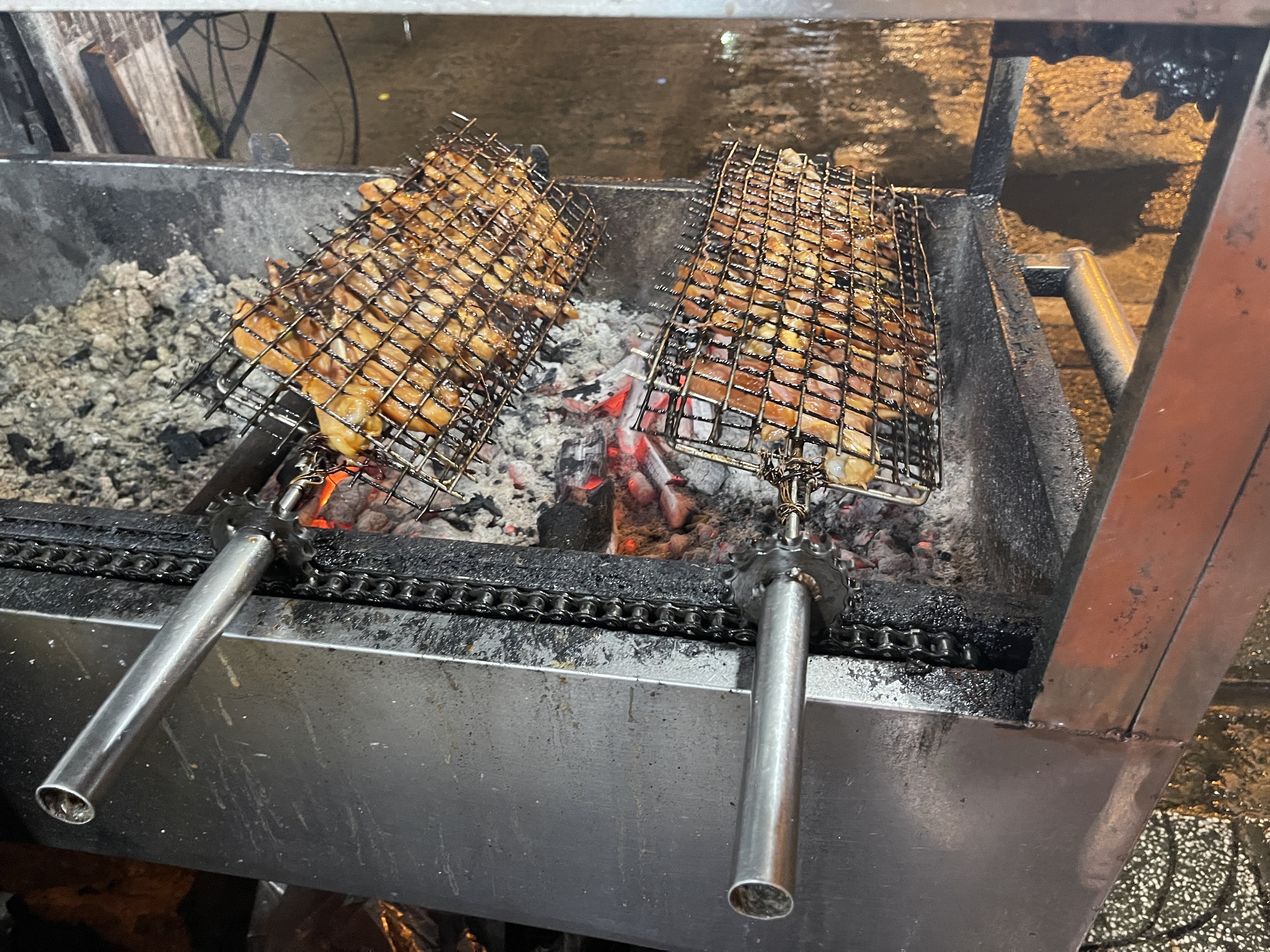Pork is being grilled at midnight at Cô Hoa ‘cơm tấm’ stall in Phu Quoc, Vietnam. Photo: Dong Nguyen / Tuoi Tre News