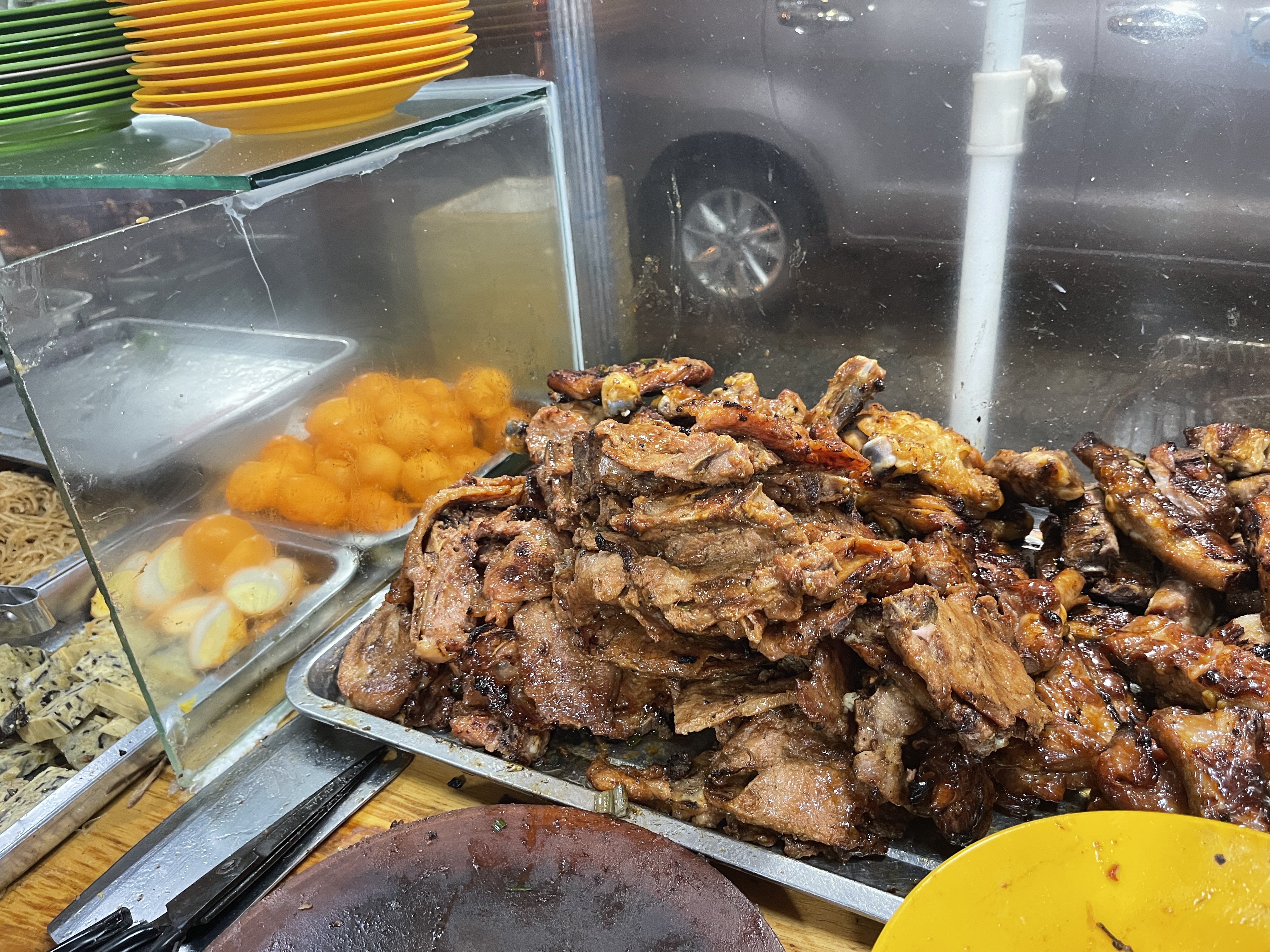 Grilled pork and other toppings are ready to serve at midnight at Cô Hoa ‘cơm tấm’ stall in Phu Quoc, Vietnam. Photo: Dong Nguyen / Tuoi Tre News