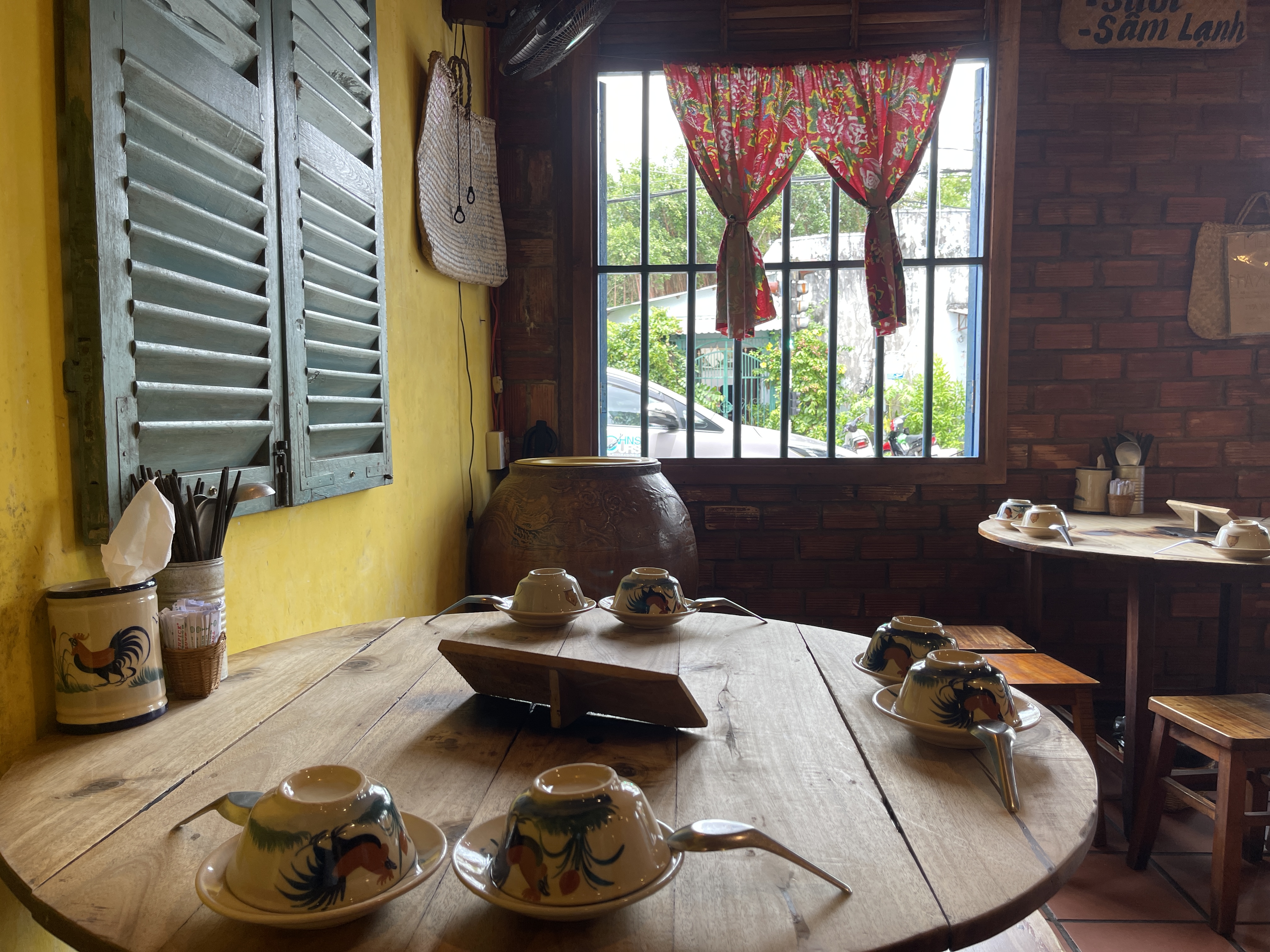 The restaurant is decorated in vintage vibes. Photo: Dong Nguyen / Tuoi Tre News