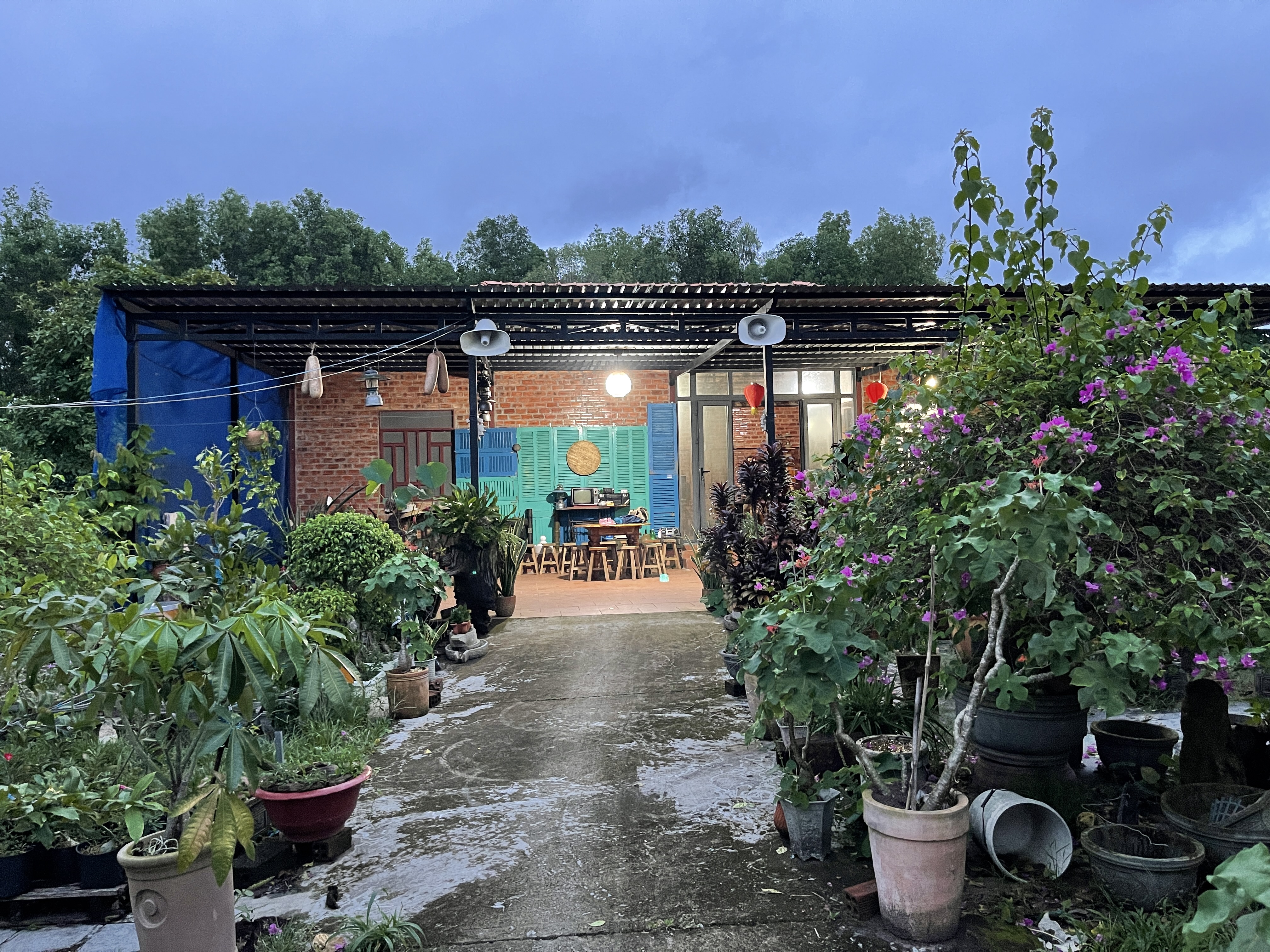 The garden cottage is ready to host our dinner. Photo: Dong Nguyen / Tuoi Tre News