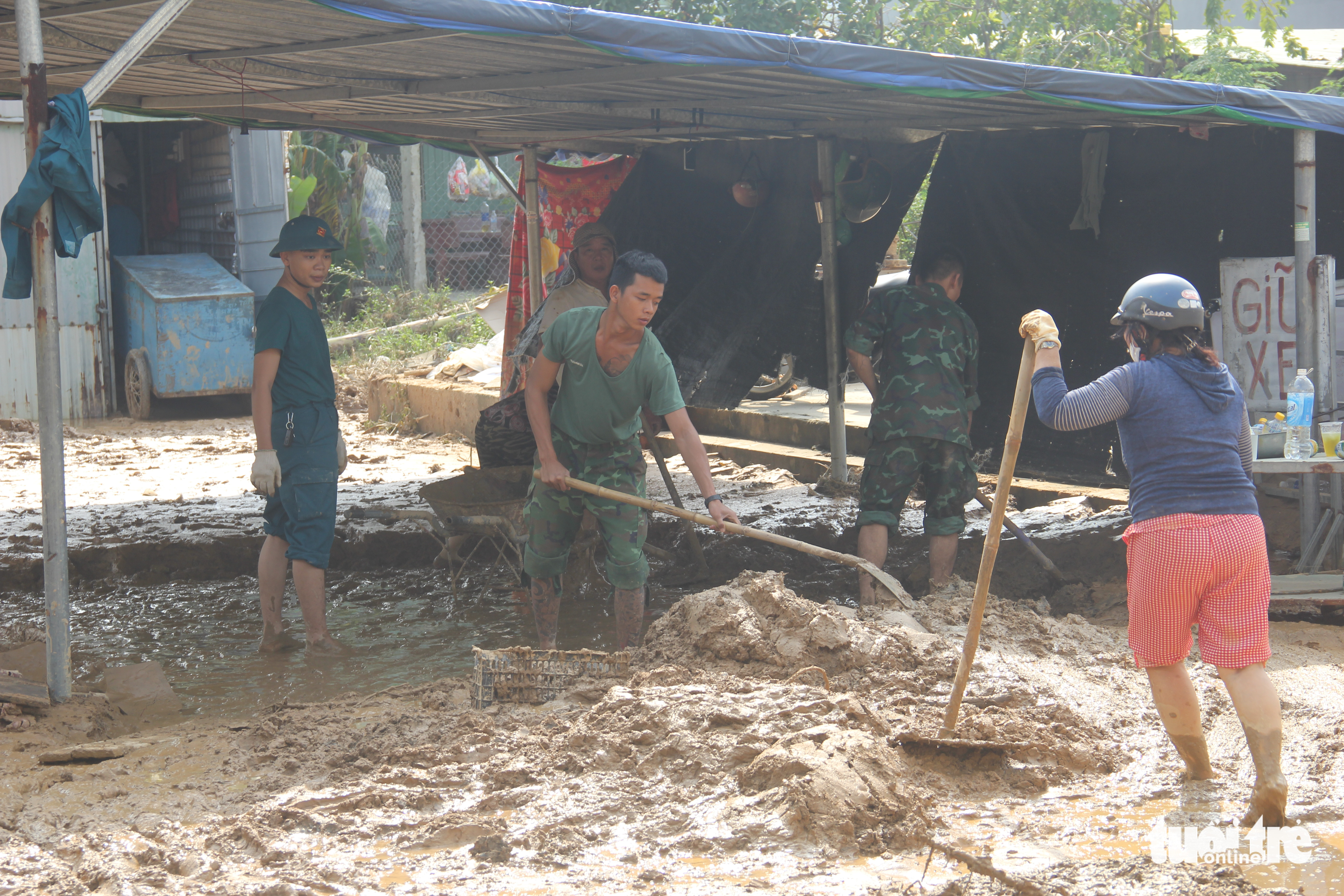 People remove mud from a market in Lien Chieu District, Da Nang City, Vietnam, October 18, 2022. Photo: Truong Trung / Tuoi Tre