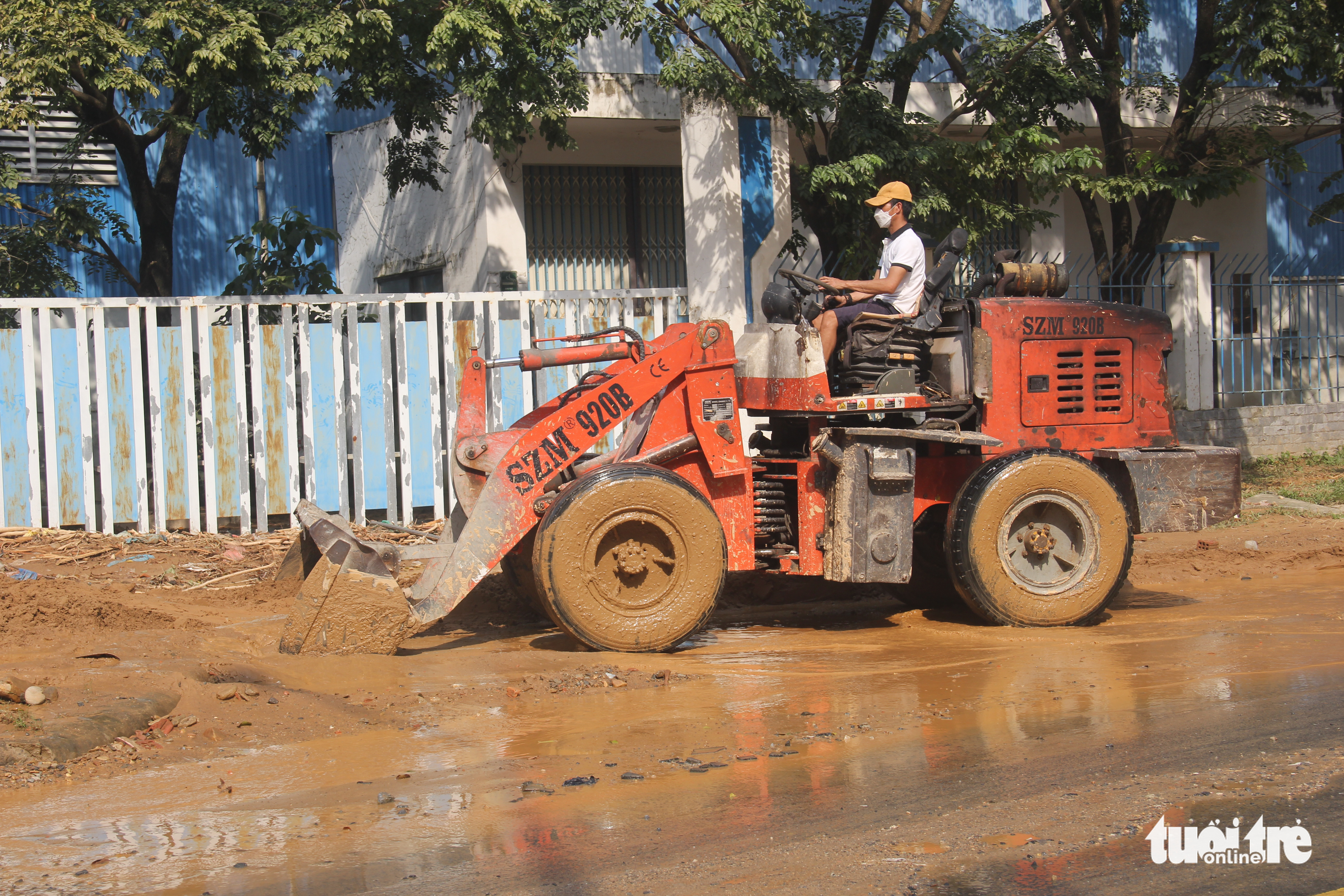 Mud fills a street in Hoa Khanh Industrial Park in Lien Chieu District, Da Nang City, Vietnam, October 18, 2022. Photo: Truong Trung / Tuoi Tre
