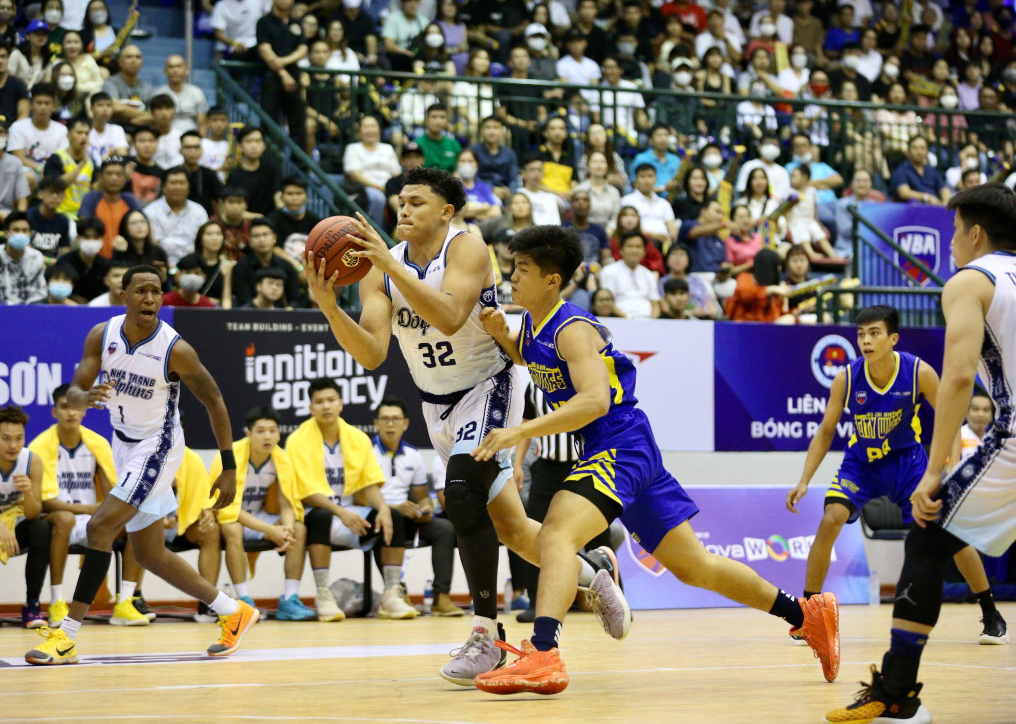 Bui Anh Khoa (in blue) of the Ho Chi Minh City Wings. Photo: VBA