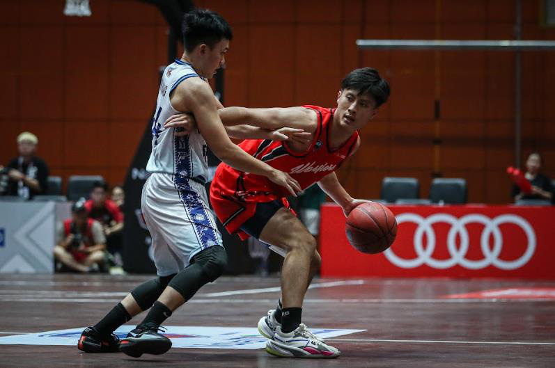Pham Duc Khai (in red) of the Thang Long Warriors. Photo: VBA