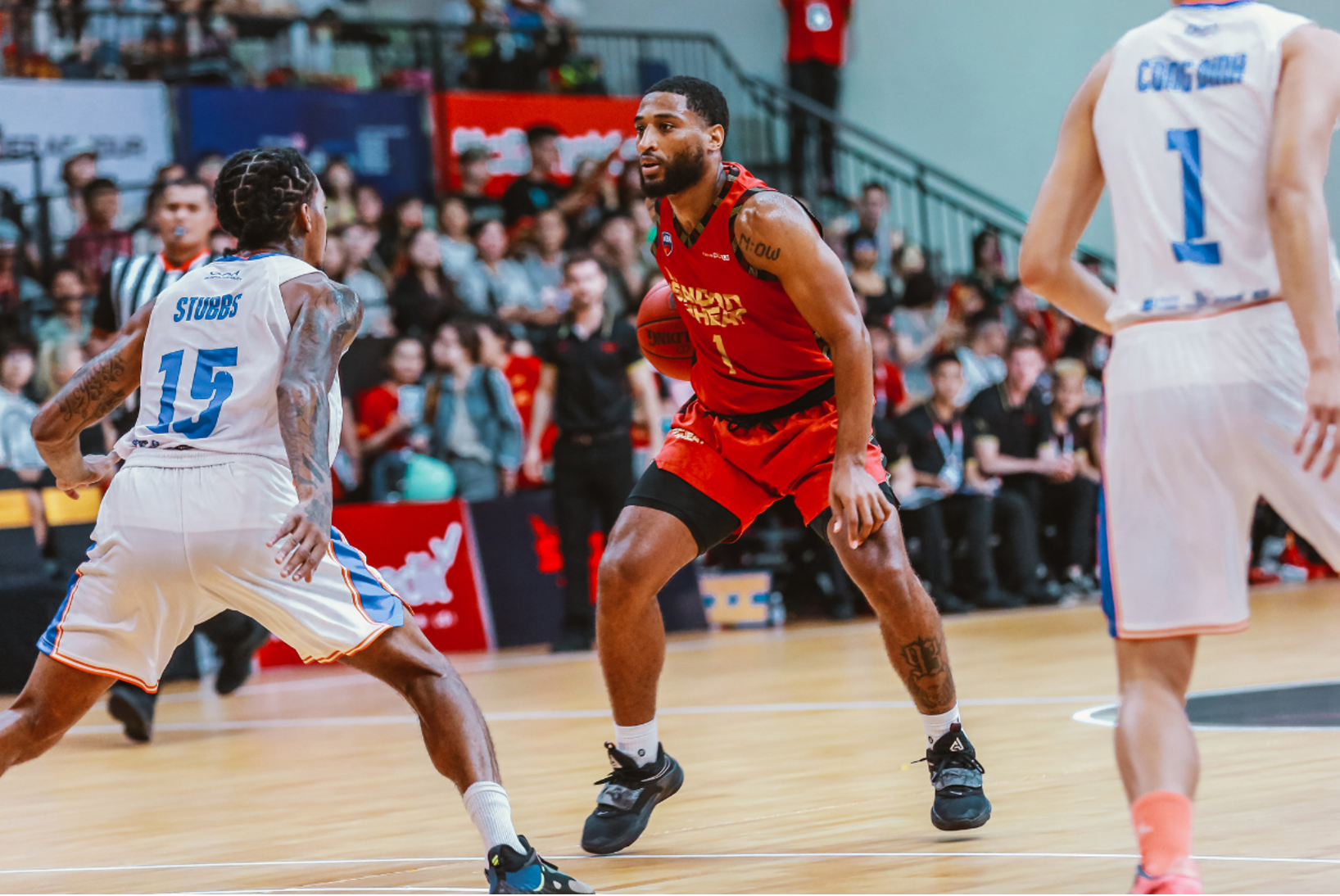 Madarious Gibbs (in red) of Saigon Heat during the VBA 2022. Photo: VBA