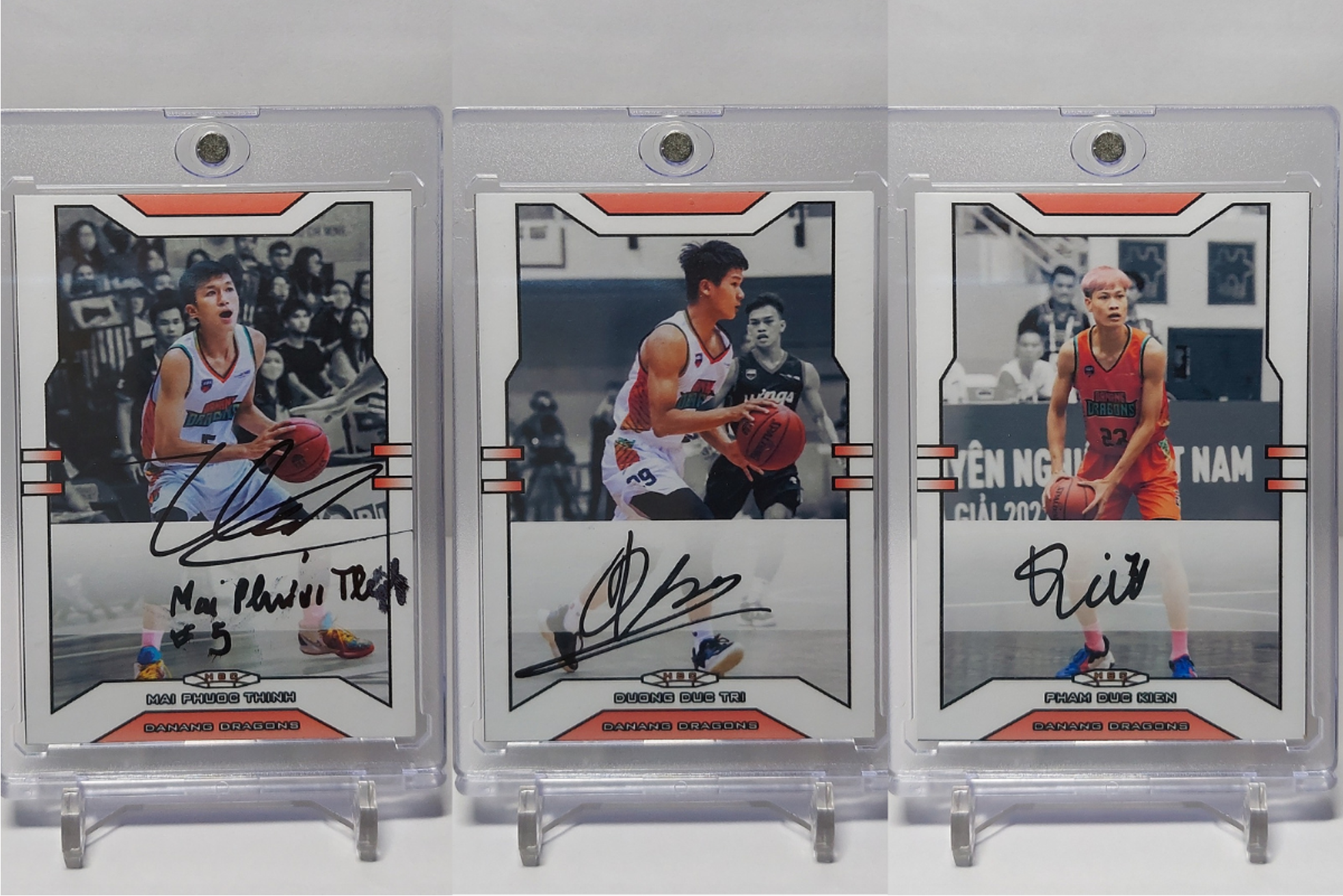 Handmade photo cards given by a fan to the Danang Dragons players. Photo: VBA
