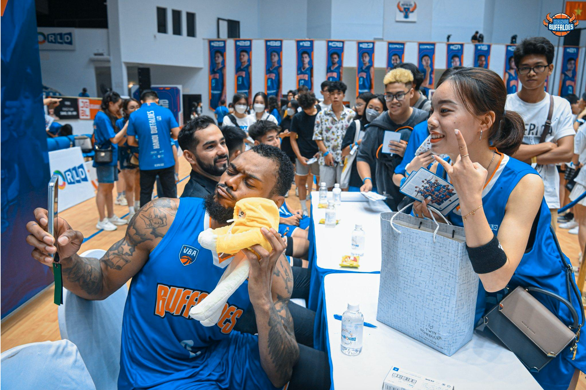 A Hanoi Buffaloes player takes a photo with a fan. Photo: VBA