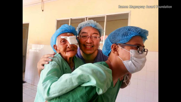 Doctor Tadashi and a patient on his first days he was in Vietnam. Photo: The courtesy of the Ramon Magsaysay Award organizer