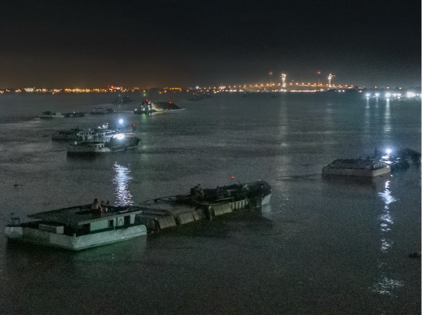 In an area of the Tien River that runs through Cai Be District, Tien Giang Province, boats illegally suck sand from the riverbed on the evening of September 30. Photo: Tien Trinh / Tuoi Tre