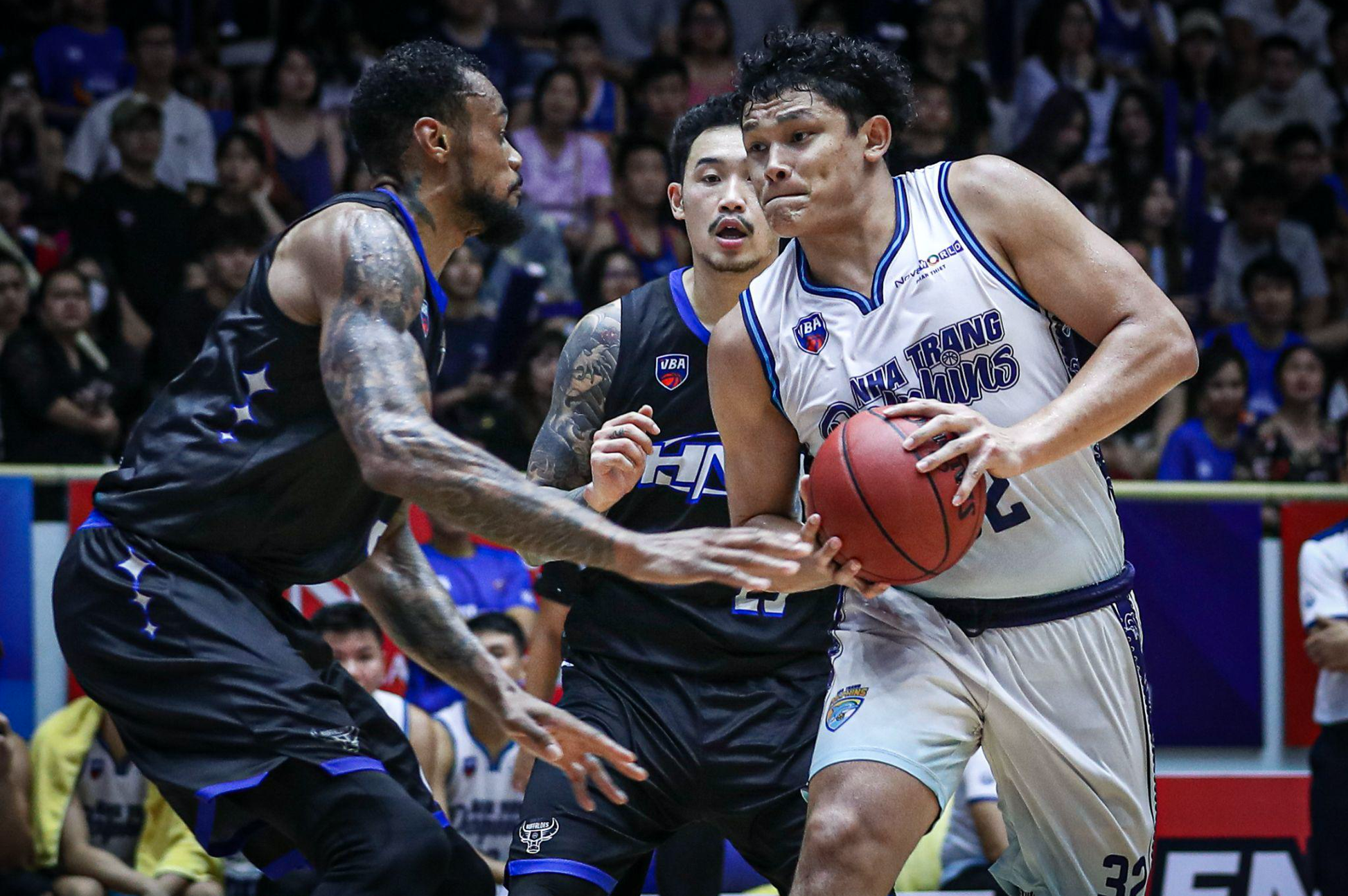 Dominique Tham tries to break through two opponents at the 2022 VBA. Photo: VBA