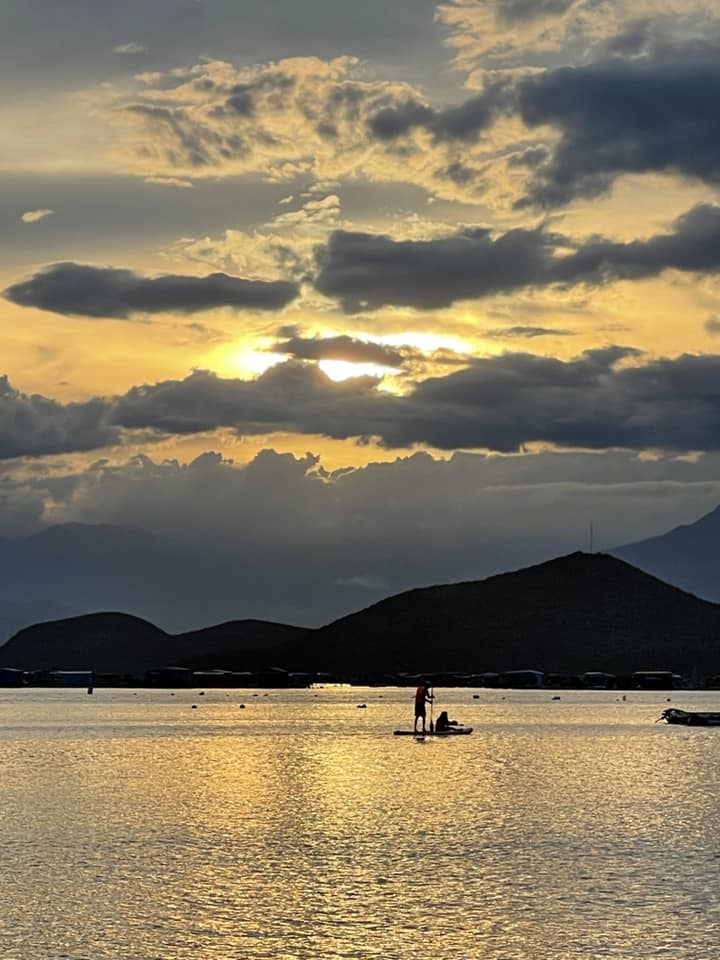 Travelers to Son Dung beach can admire the stunning sunrise and sunset. Photo: Hoang Thuy Duong