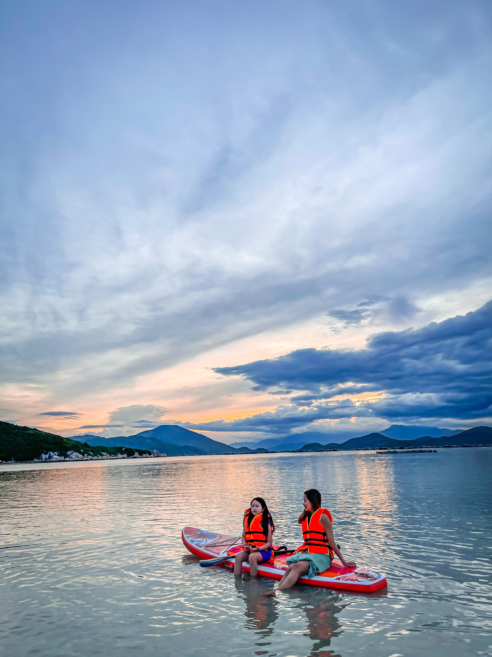 Travelers can also stroll along the beach, swim, go kayaking or scuba diving to see colorful coral reefs. Photo: Hoang Thuy Duong