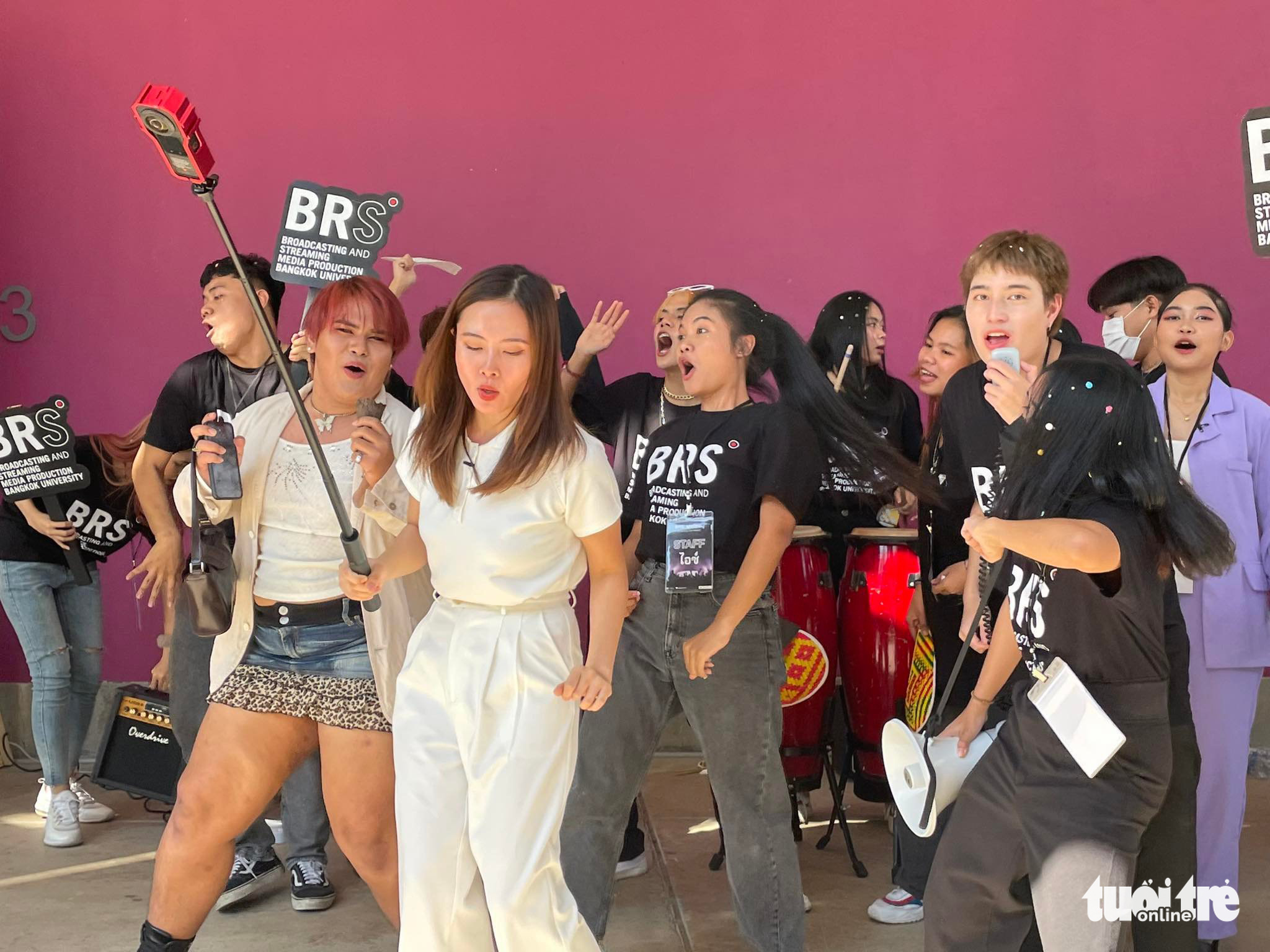 Tuoi Tre reporters film the ‘University Exploration’ program at Bangkok University in Thailand, November 4, 2022. Photo: Duc Anh / Tuoi Tre