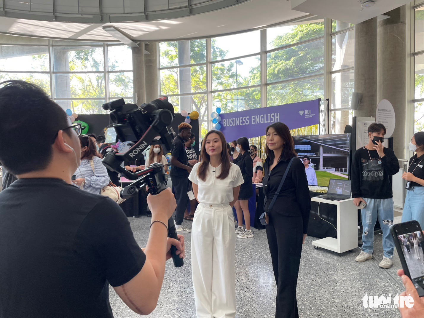 Tuoi Tre reporters film the ‘University Exploration’ program at Bangkok University in Thailand, November 4, 2022. Photo: Duc Anh / Tuoi Tre